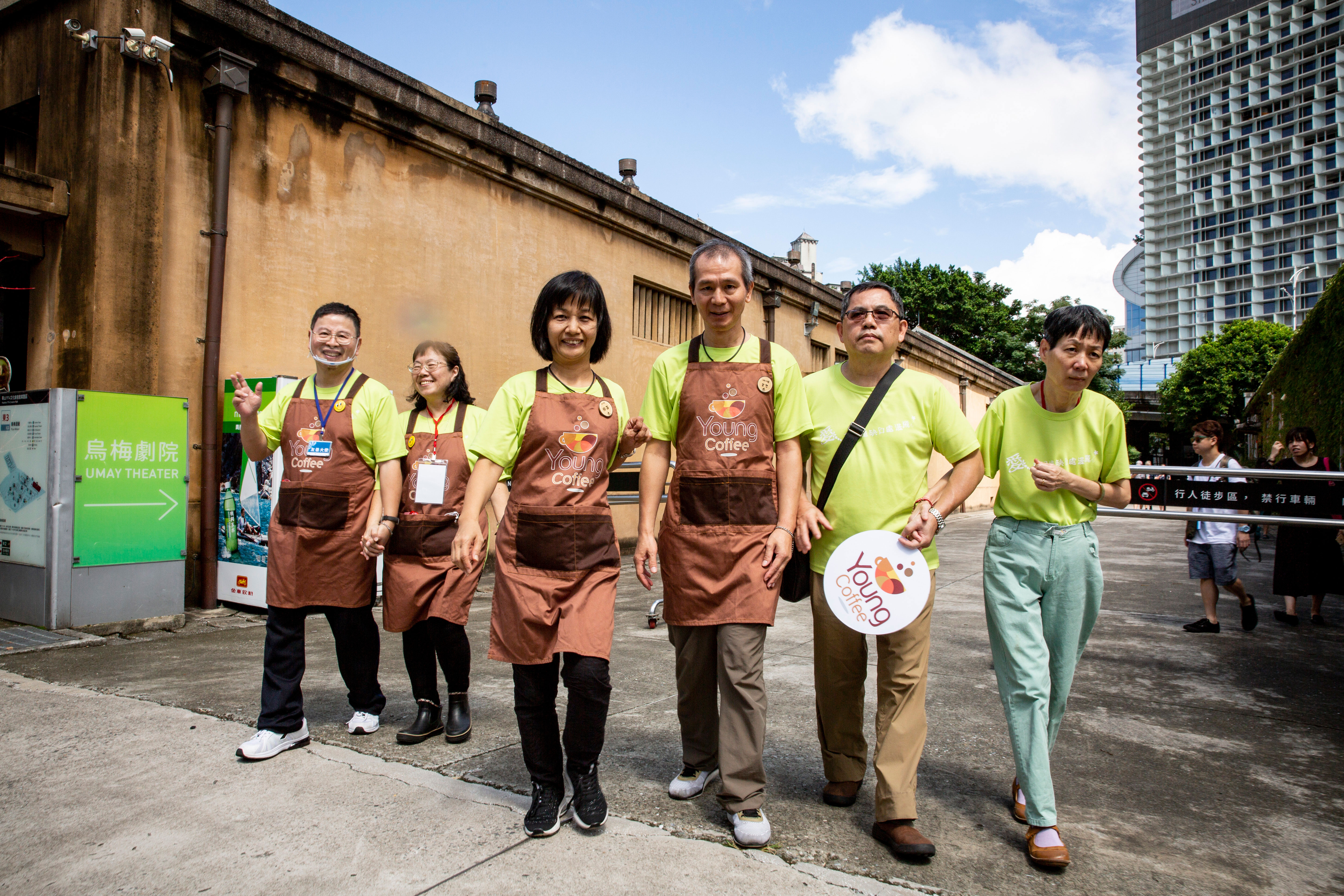 塗智敏（左1）、林善仁（右3）和秦玲玲（右1），都是年輕型失智症患者，在伴侶陳素芬（左2）、劉鳳蓮（左3）和林繼嚴（右2）陪伴中前進。他們的病程進度不同，難處也不同，卻在同一間咖啡館，獲得了不只是復健的協助。