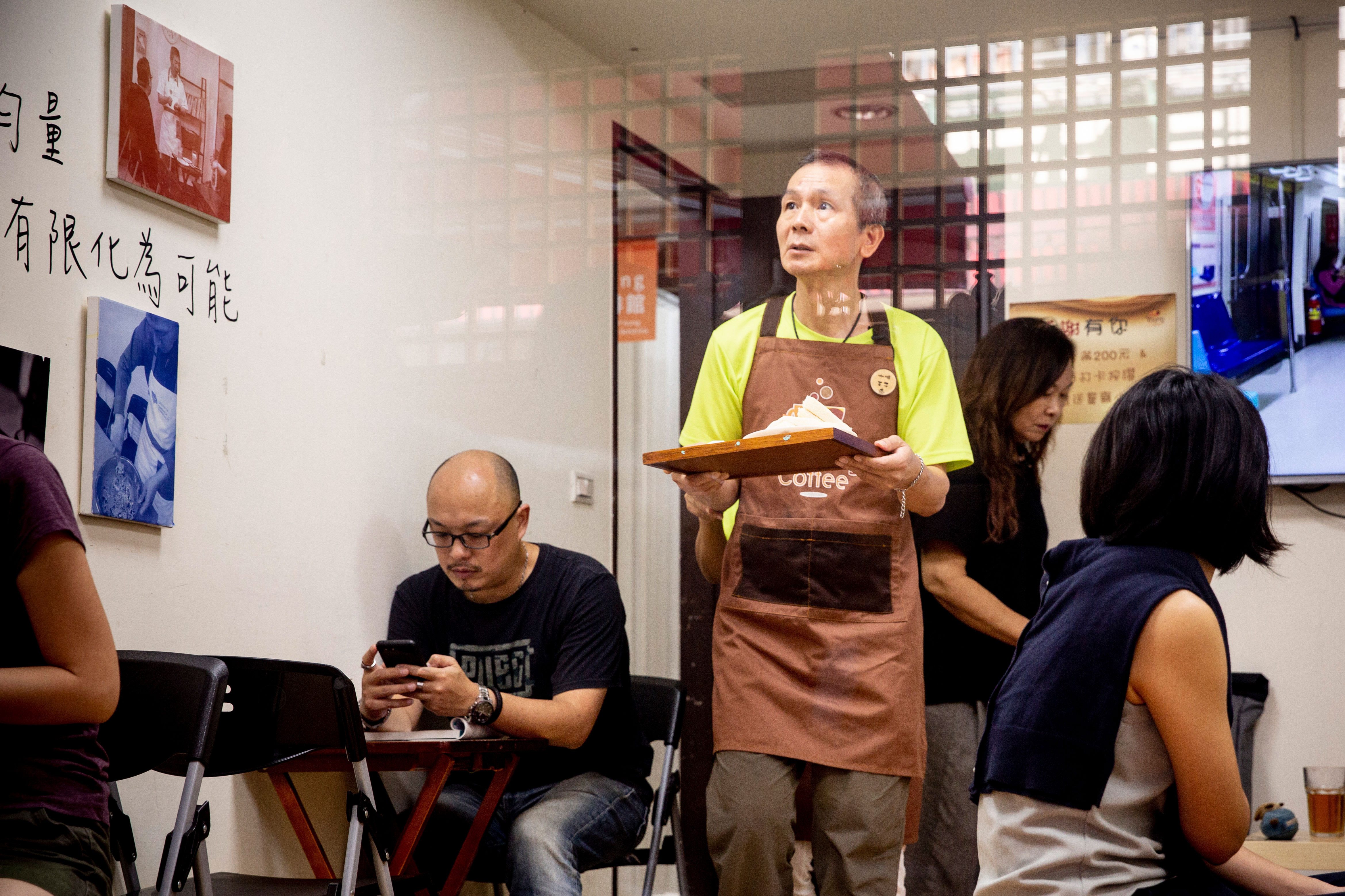 林善仁（右3）是「 Young Coffee 」員工，因為失智狀況日益嚴重，排班量已慢慢減少。