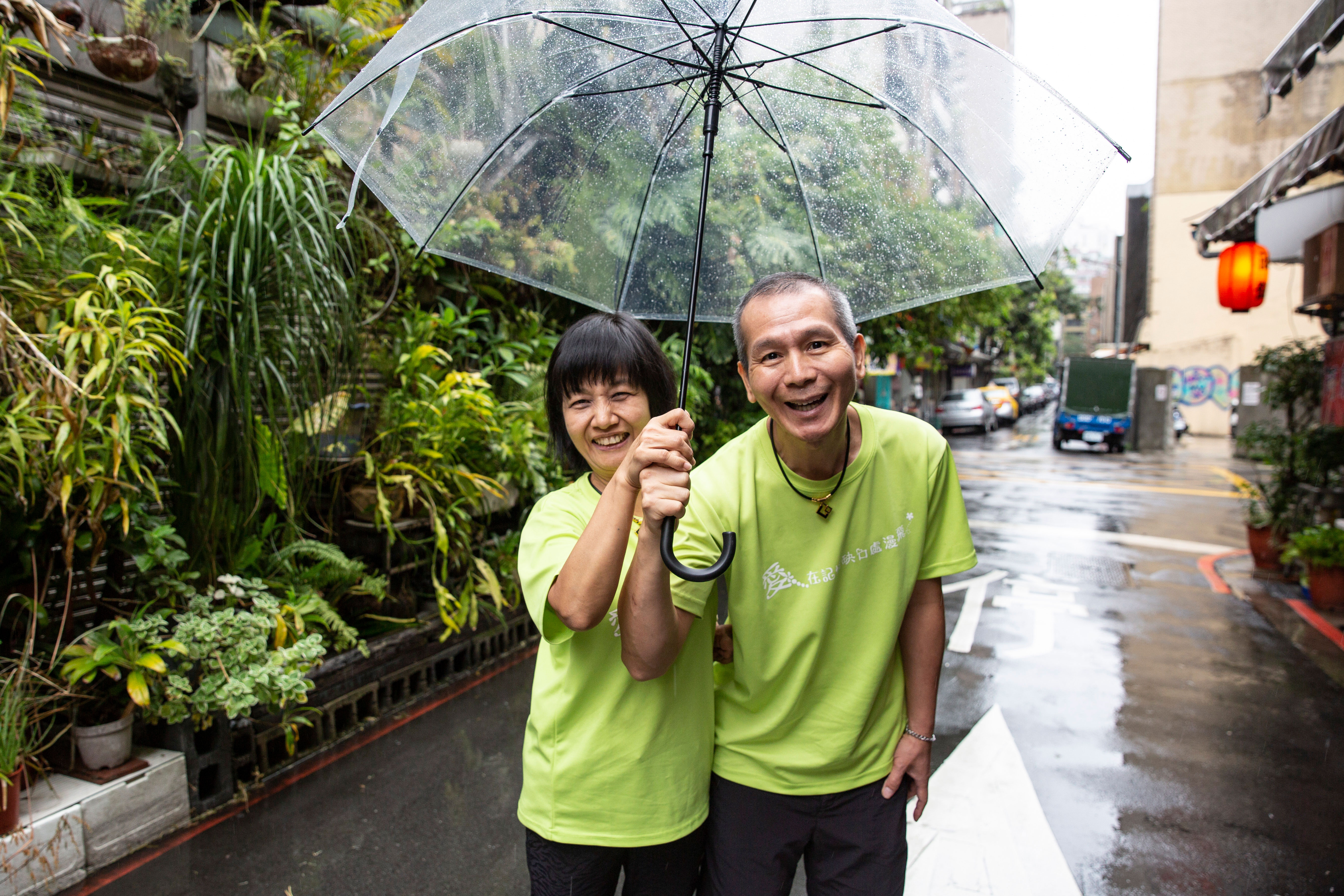 為了減緩退化速度，劉鳳蓮（左）常藉口「要幫我提東西」，「騙」林善仁（右）出門散步。