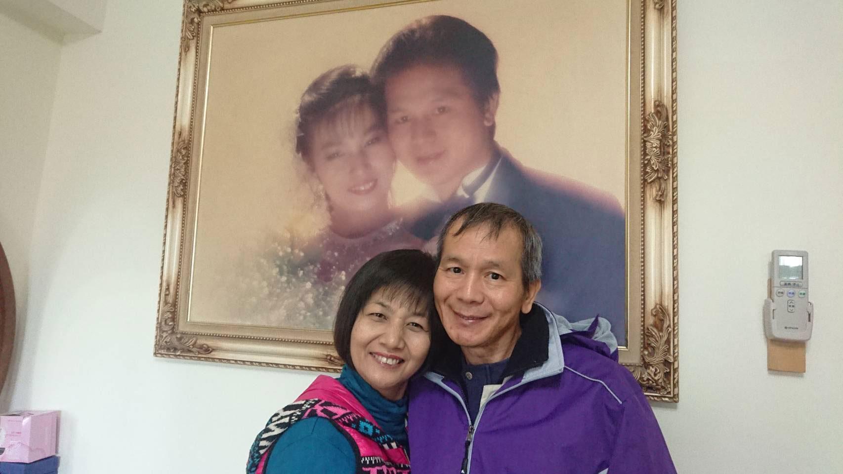 劉鳳蓮(左)把她和林善仁在2人的結婚照前的合影,放在LINE的顯示圖,表示2人「病前病後,一樣相愛。」(劉鳳蓮提供)