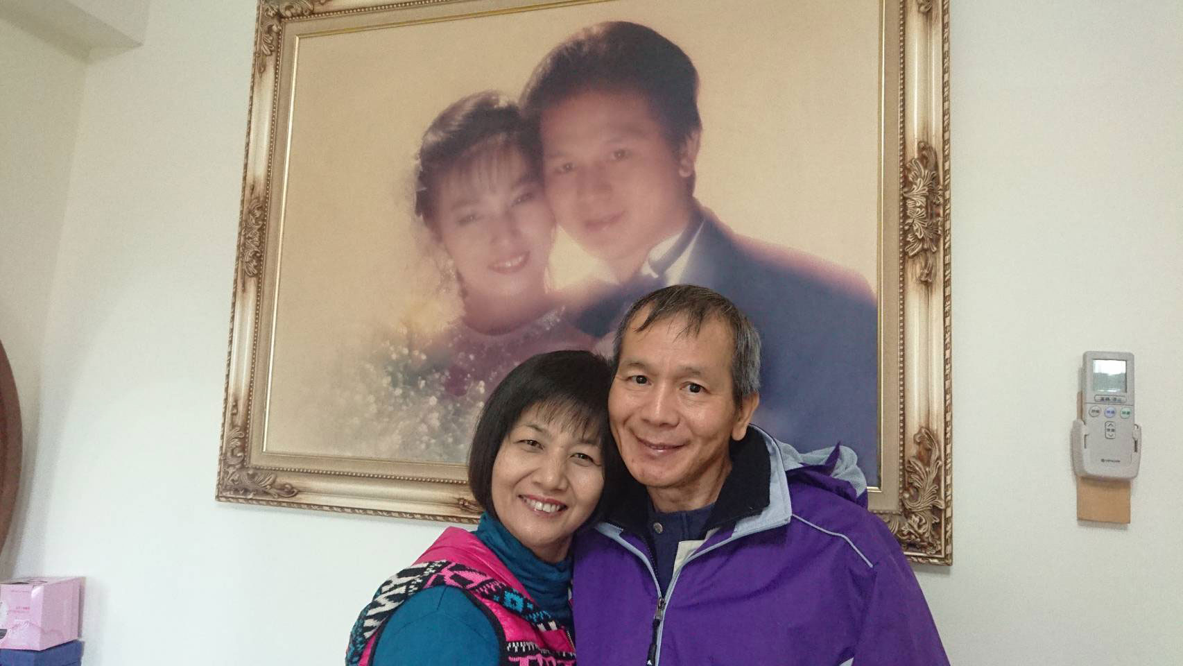 劉鳳蓮（左）把她和林善仁在2人的結婚照前的合影，放在LINE的顯示圖，表示2人「病前病後，一樣相愛。」（劉鳳蓮提供）