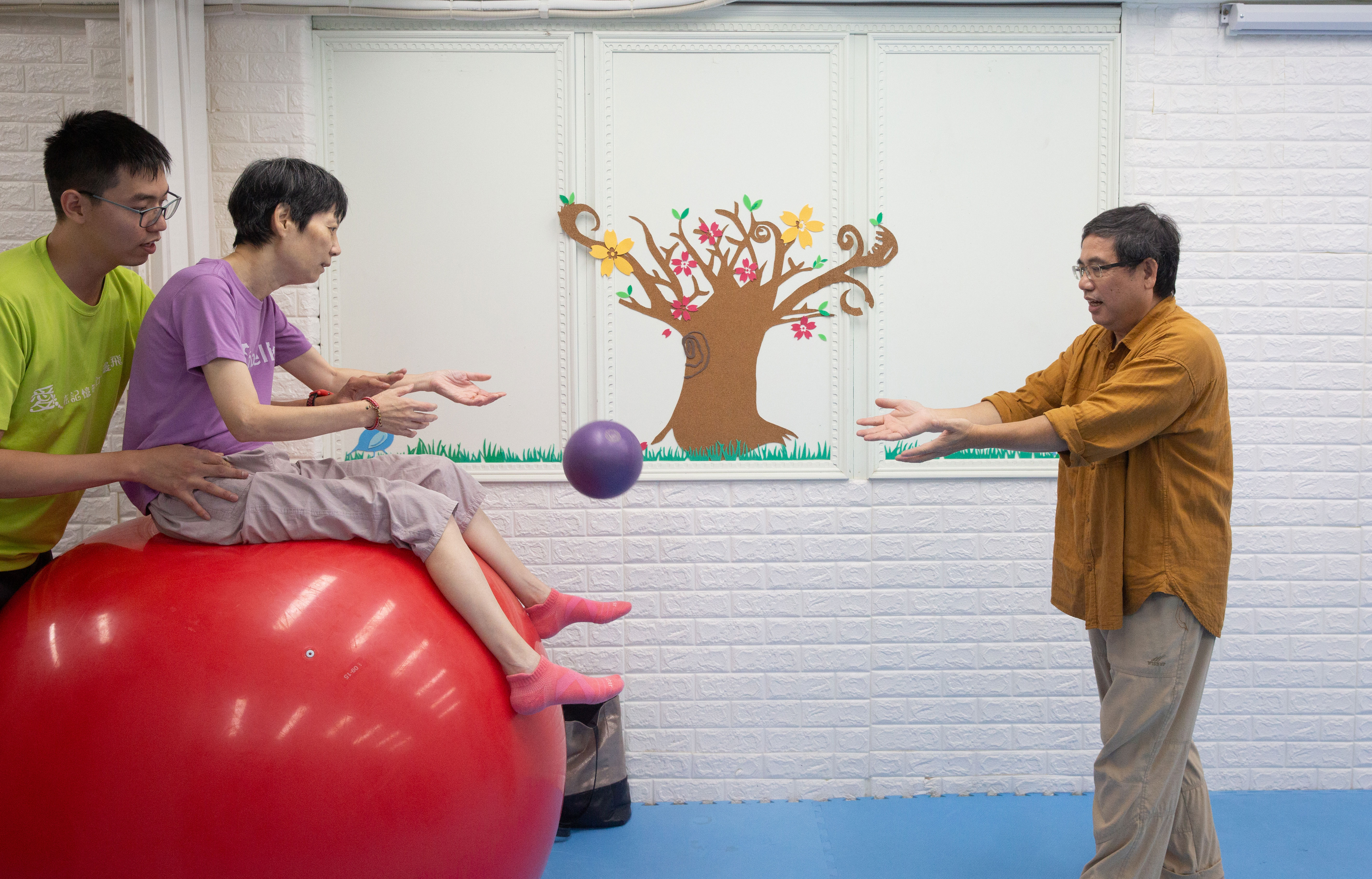 患者辛苦，照護者亦不輕鬆。林繼嚴（右）告訴我們，太太秦玲玲（中）生病8年，他也跟著瘦了10公斤。