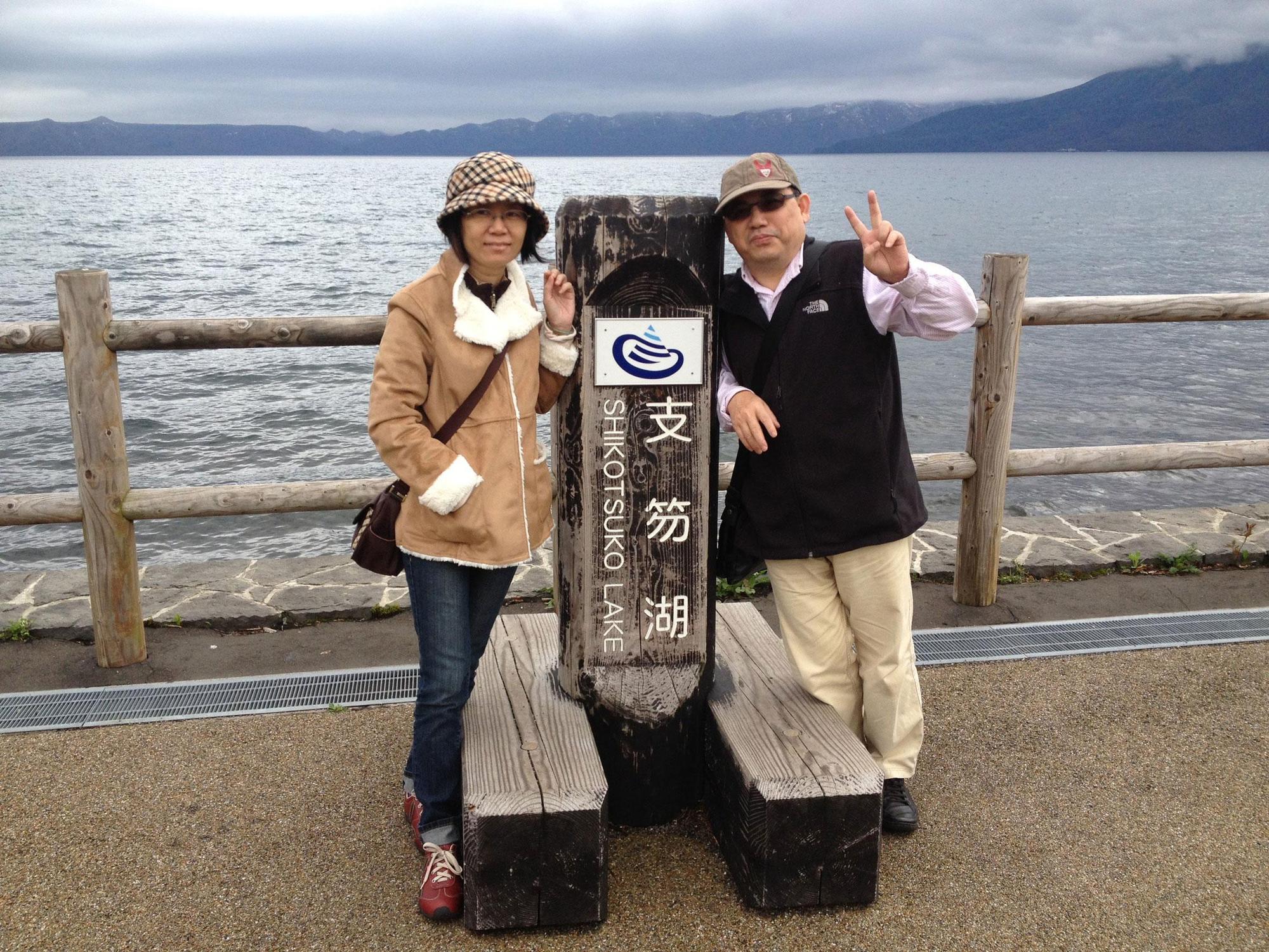 林繼嚴(右)和太太(左)到日本旅遊。他說醫生也鼓勵她多運動,所以只要天氣好,就會出門。(林繼嚴提供)
