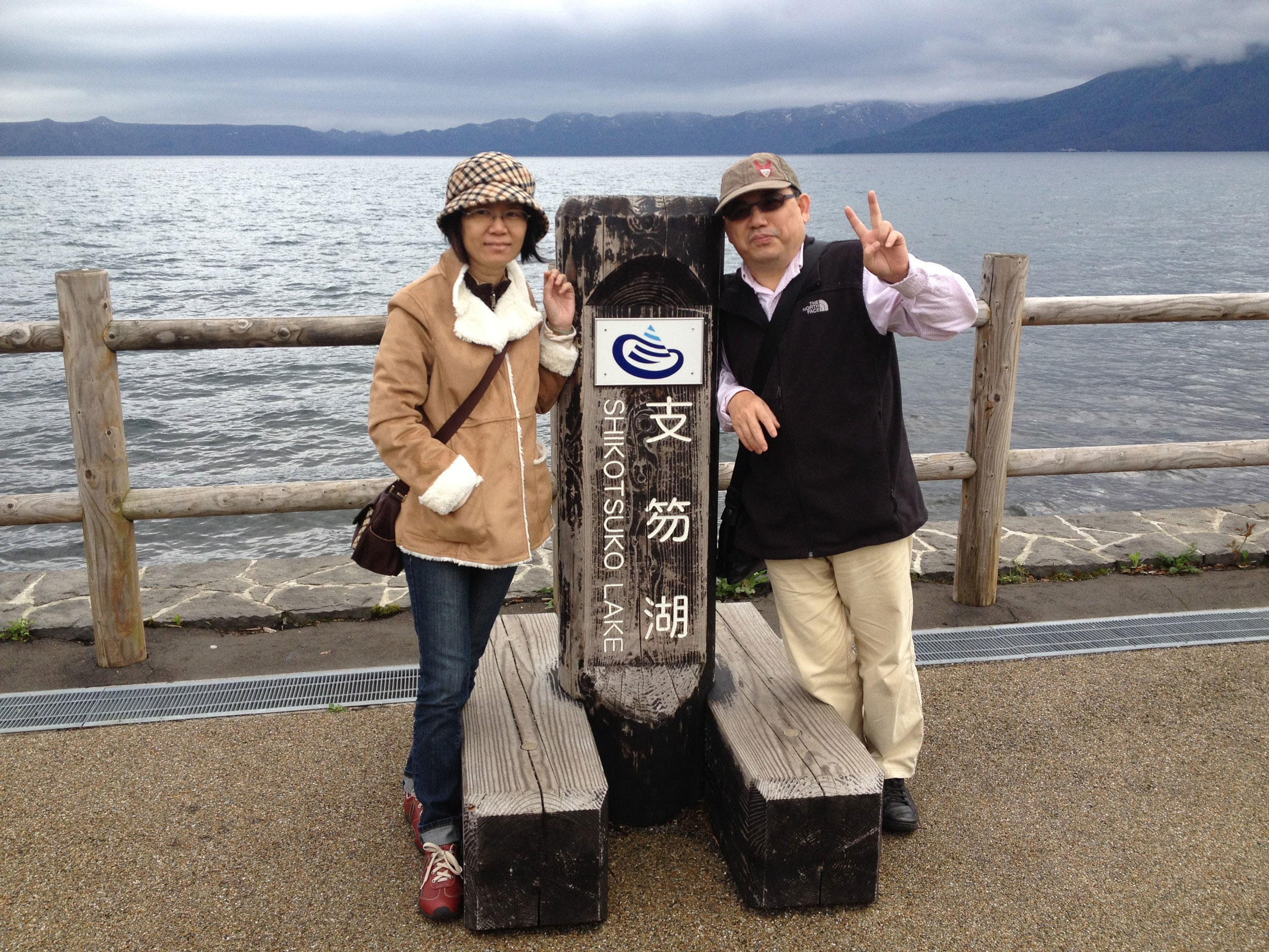 林繼嚴（右）和太太（左）到日本旅遊。他說醫生也鼓勵她多運動，所以只要天氣好，就會出門。（林繼嚴提供）
