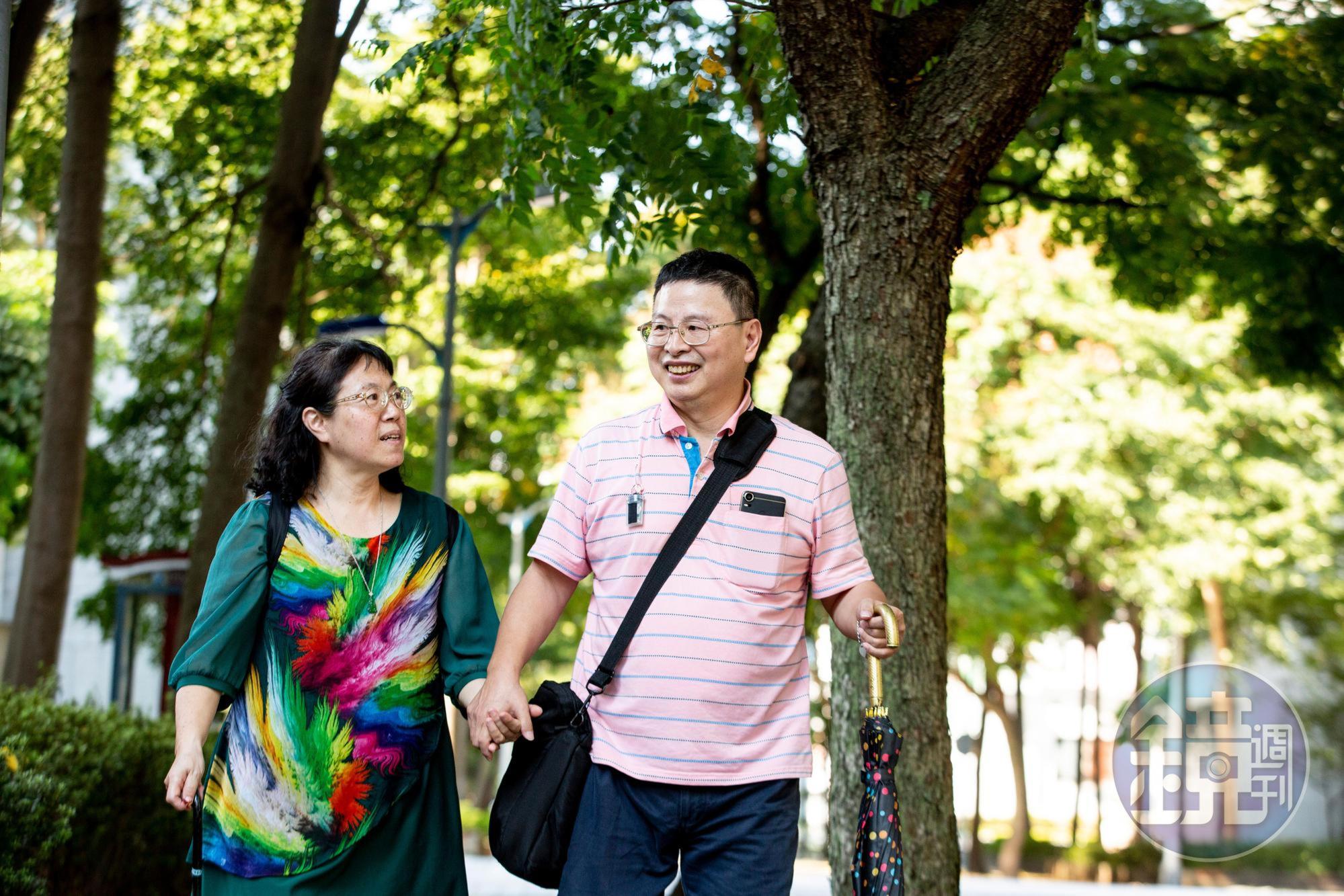 陳素芬(左)和塗智敏(右)在家附近的公園散步。她說先生有糖尿病,但也忘了,時常要求吃口香糖。