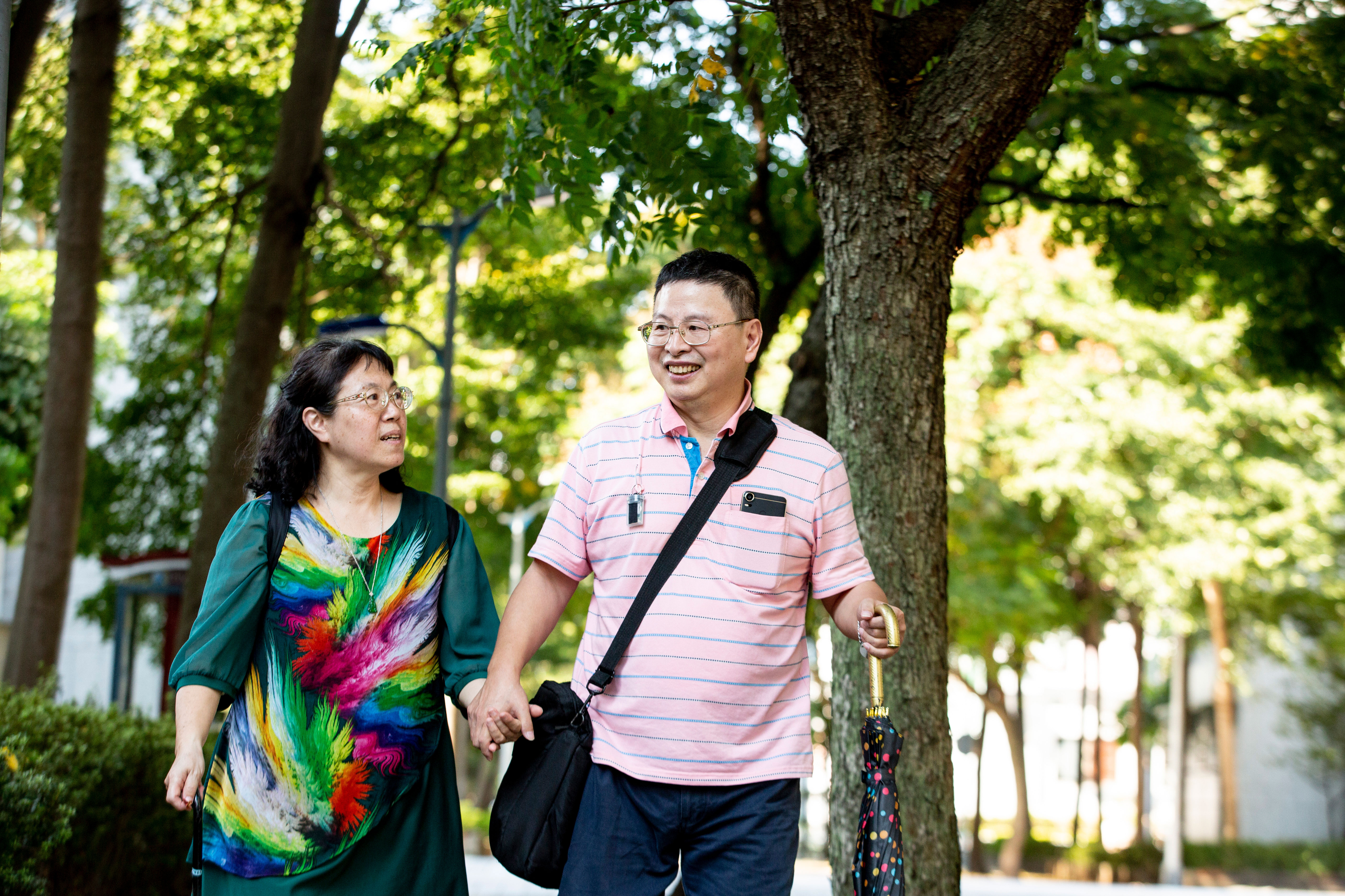 陳素芬（左）和塗智敏（右）在家附近的公園散步。她說先生有糖尿病，但也忘了，時常要求吃口香糖。