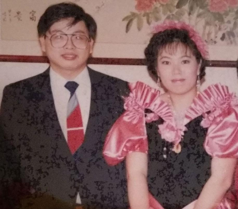 陳素芬(右)和塗智敏(左)訂婚時的照片。那是1988年,先生也忘了,常說:「妳不是陳素芬,陳素芬是我老婆,妳是我女朋友。」