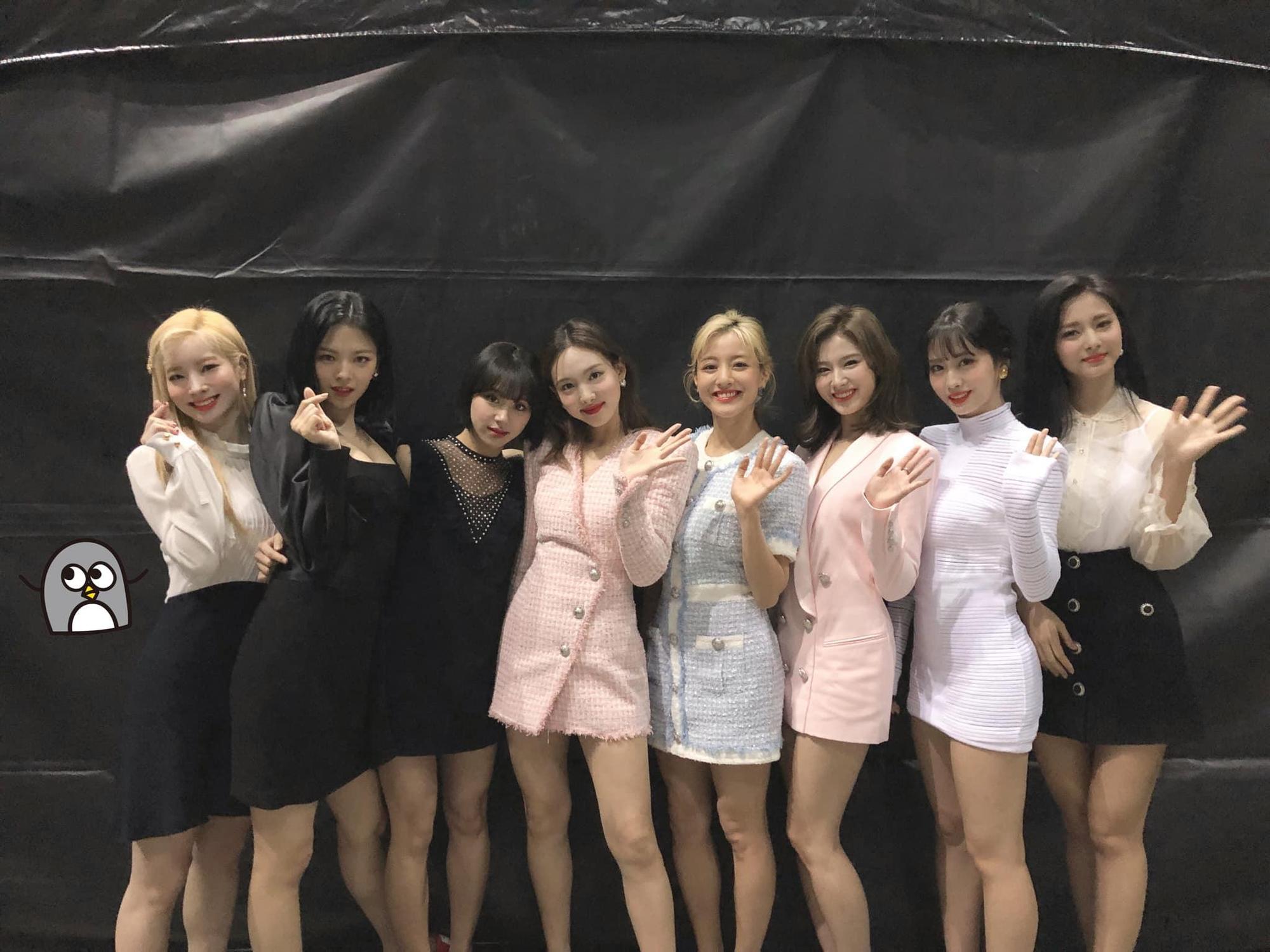 韓國女子團體意外在路人自拍時入鏡,讓許多網友都相當羨慕。(翻攝TWICE臉書)