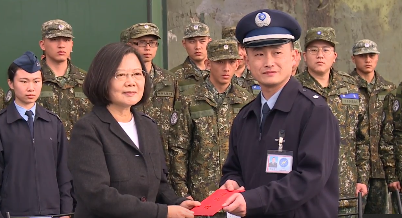 蔡英文總統今天前往宜蘭東澳嶺，替沈一鳴走完最後未竟的慰勞官兵行程。（總統府提供）