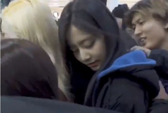 周子瑜日前在機場遭到瘋狂男粉伸手侵犯。（翻攝misayeon推特）