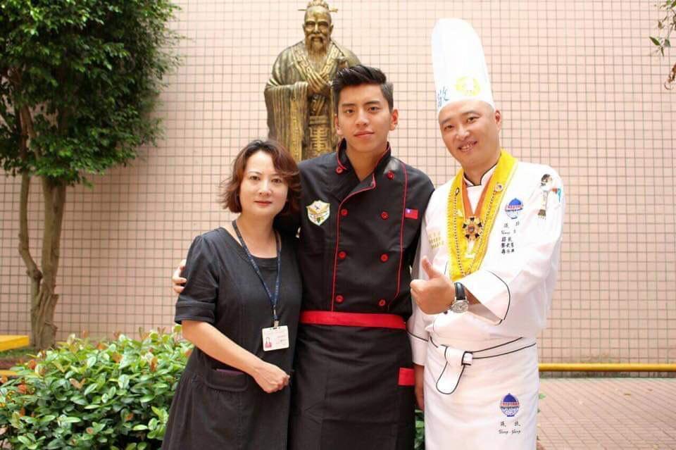 王大陸連續兩年都力挺母校舉辦宴請弱勢家庭吃尾牙的公益活動，更認捐了30桌。（莊敬高職提供）