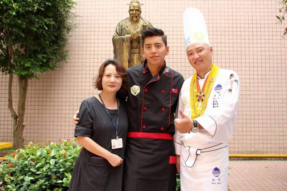 王大陸連續兩年都力挺母校舉辦宴請弱勢家庭吃尾牙的公益活動，更認捐了30桌。（莊敬高職提供）