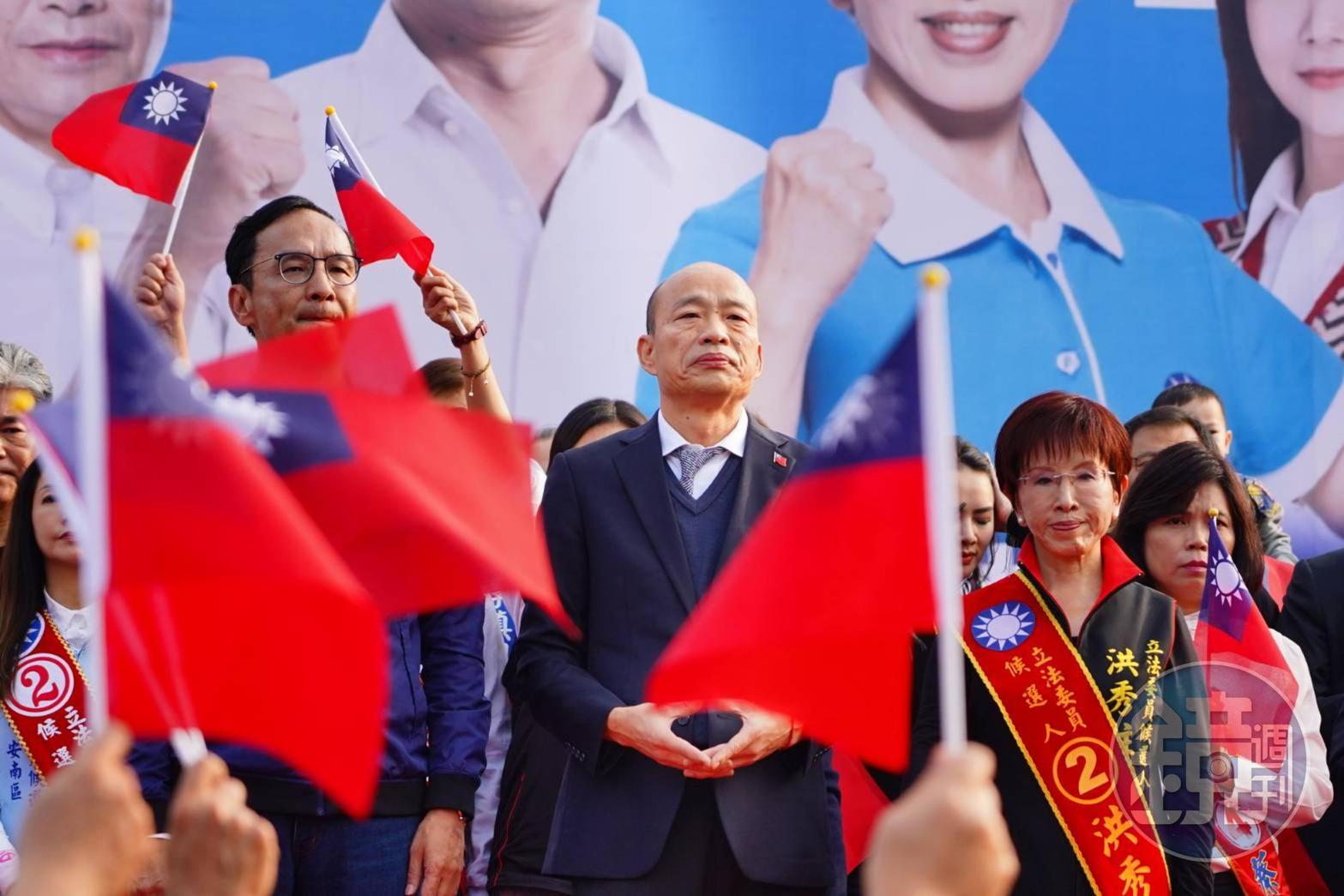 韓國瑜下午與洪秀柱、全國競選總部主委朱立倫在歸仁運動公園合體造勢。