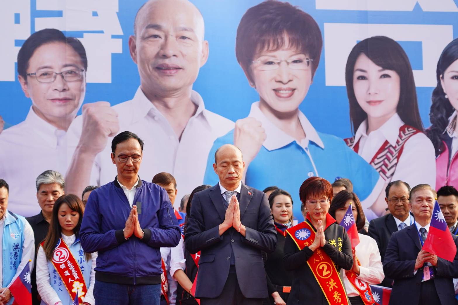 韓國瑜上台後，先帶領眾人為黑鷹殉職軍官默哀30秒。