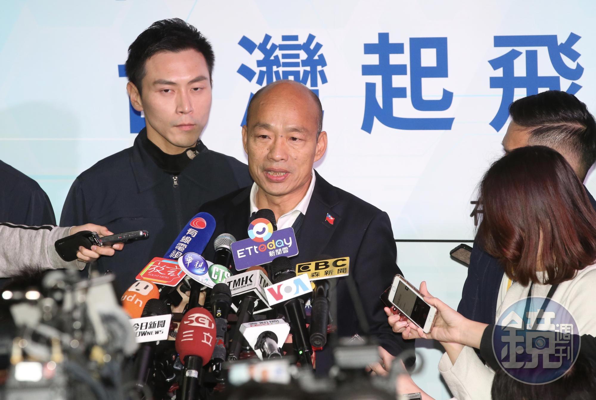 韓國瑜認為,民進黨立委林靜儀的「主張統一恐構成叛國」說,既幼稚又不了解國際及兩岸情勢,「辭職只是剛剛好而已。」