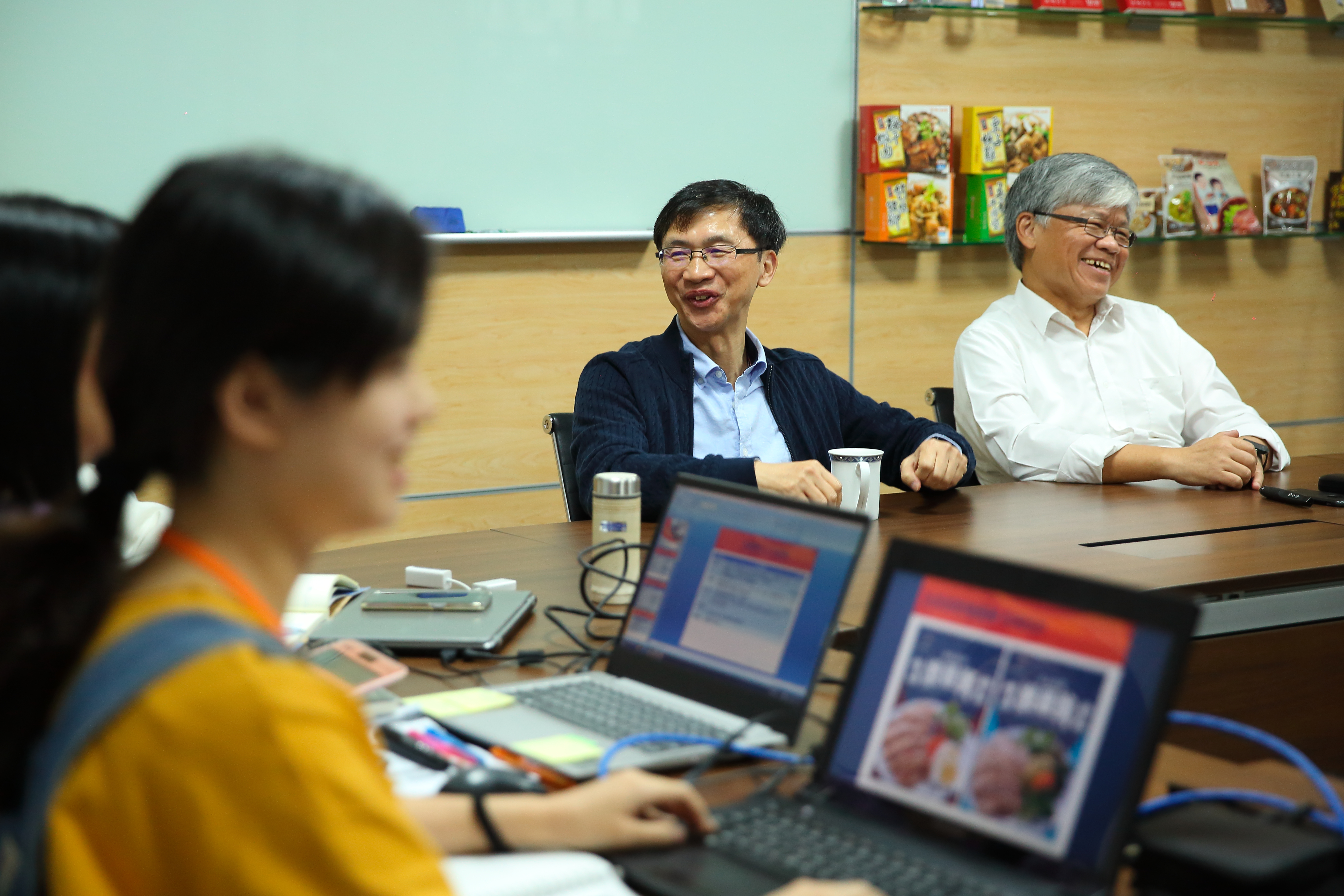 詹金和（右2）待人謙和，讓欣光食品變成有溫度的企業，凝聚員工向心力。