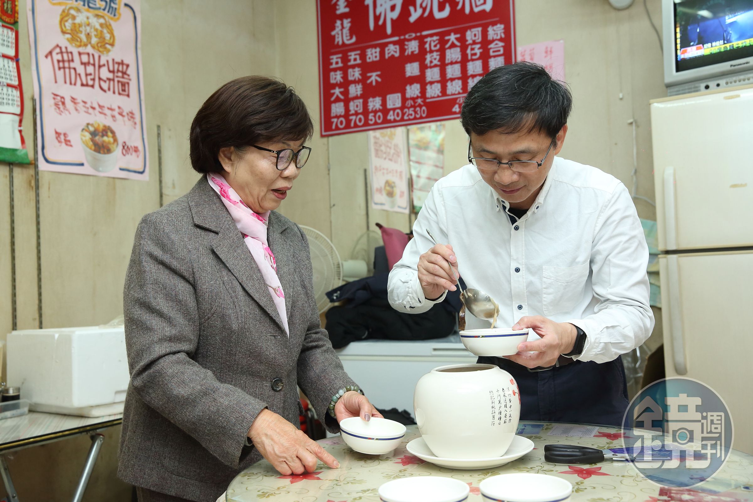 為保留傳統台菜滋味，欣光和一甲子老店 「連金龍佛跳牆」合作推調理包，詹金和（右）和創辦人連太太（左）試菜。