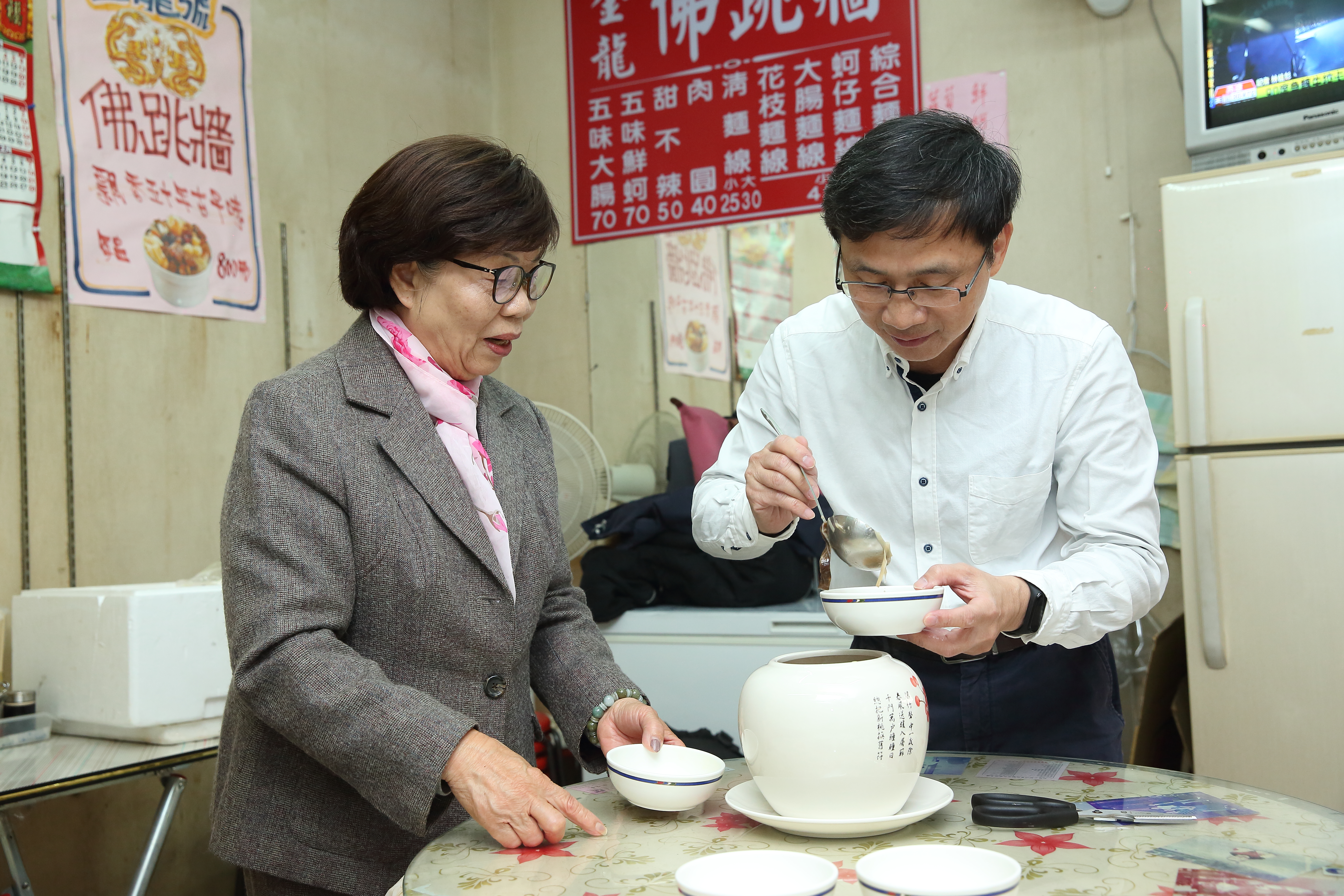為保留傳統台菜滋味，欣光和一甲子老店 「連金龍佛跳牆」合作推調理包，詹金和（右）和創辦人連太太（左）試菜。