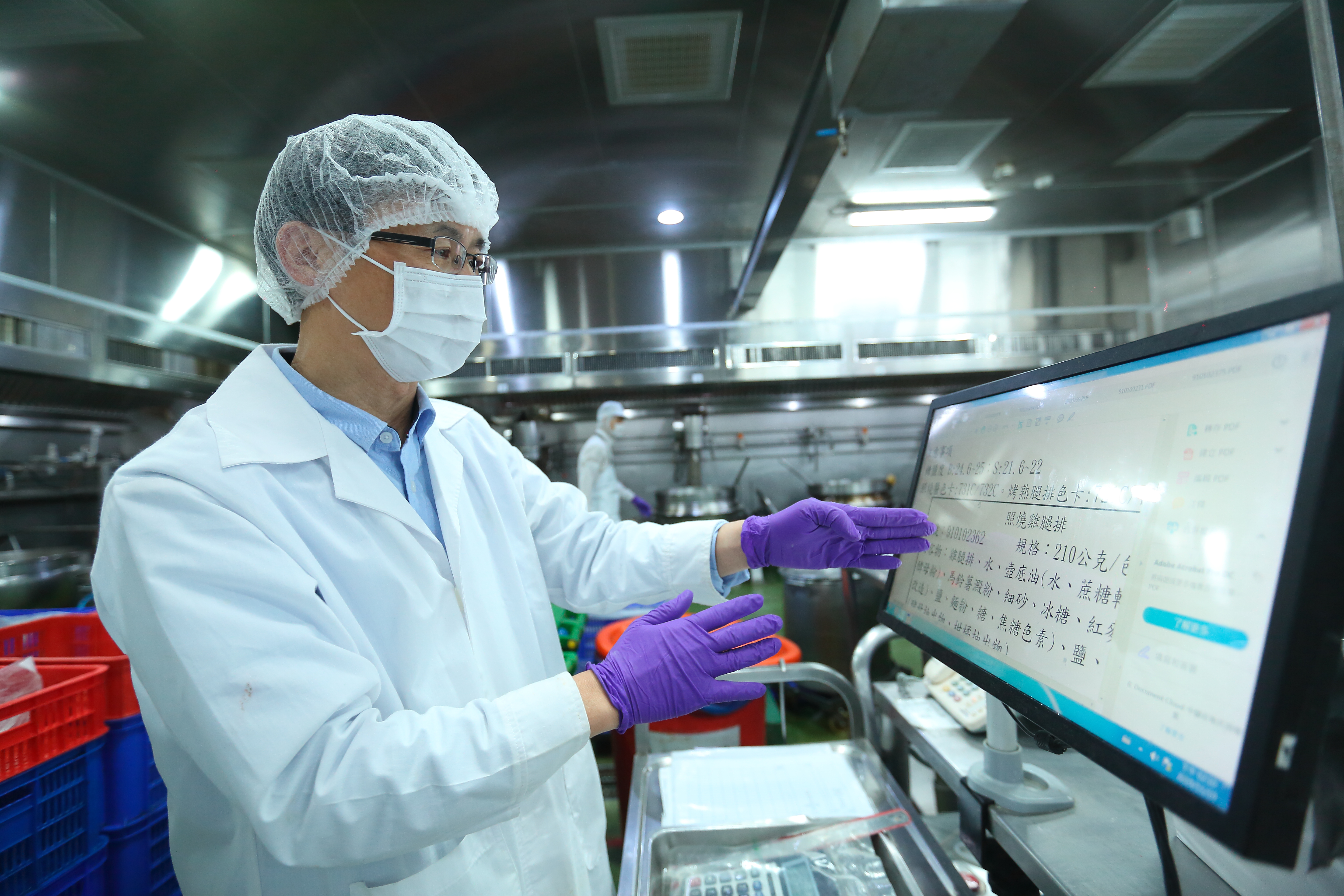 詹金和帶領欣光食品從「中一排骨」央廚，轉型打入各大連鎖餐飲品牌代工，他重視產線SOP操作，靠千筆食譜資料庫提升競爭力。