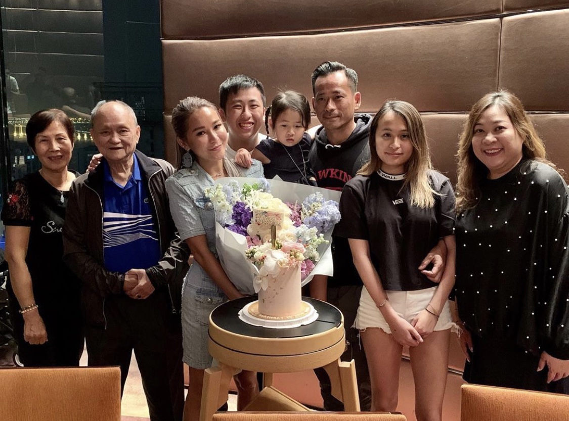 周焯華（右3）與陳慧玲的大兒子周柏豪，日前在IG上po出全家人幫陳慧玲慶生的照片，一家人感覺幸福。（翻攝自周柏豪IG）