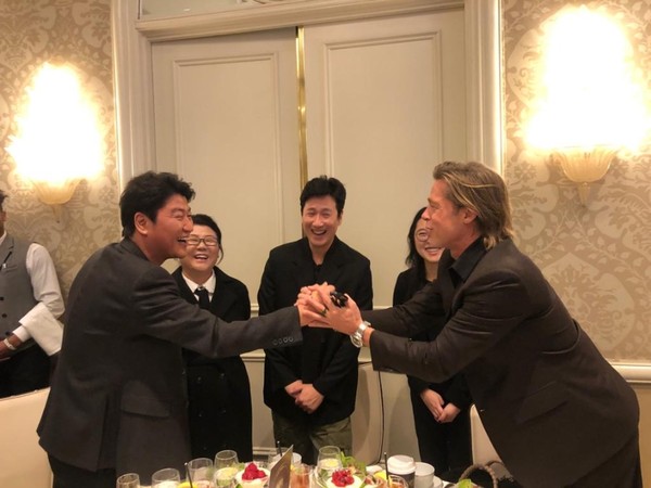 《寄生上流》在全球掀起熱潮，就連巨星小布都變成宋康昊的小粉絲。（翻攝自NEON推特）