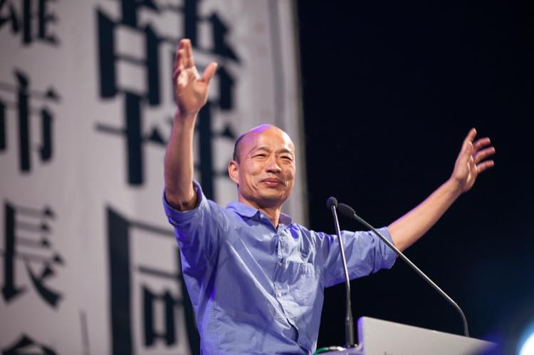 韓國瑜5日在桃園造勢現場表示，黑鷹直升機的意外等，是否是台灣最近「中邪了」。（翻攝韓國瑜臉書）