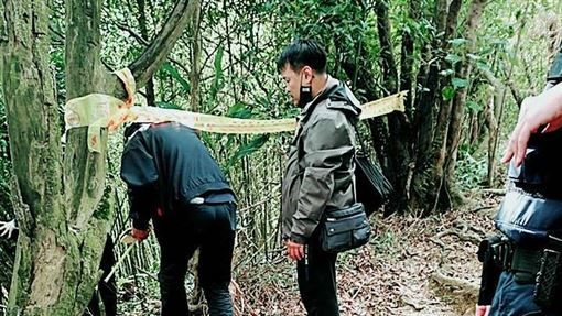 今（5日）下午，有民眾在內湖區安泰街旁的山坡地，發現2名大人和1名小孩陳屍當場，經查是藝人明道的哥哥一家人。（翻攝畫面）