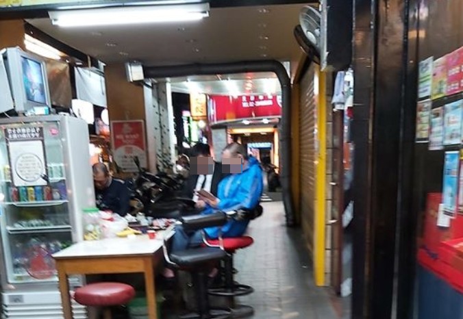 蘆洲騎樓遭占用問題嚴重，有網友在臉書粉絲頁《我是蘆洲人》po文抱怨，引來鄉親共鳴。（翻攝自《我是蘆洲人》臉書粉絲頁）
