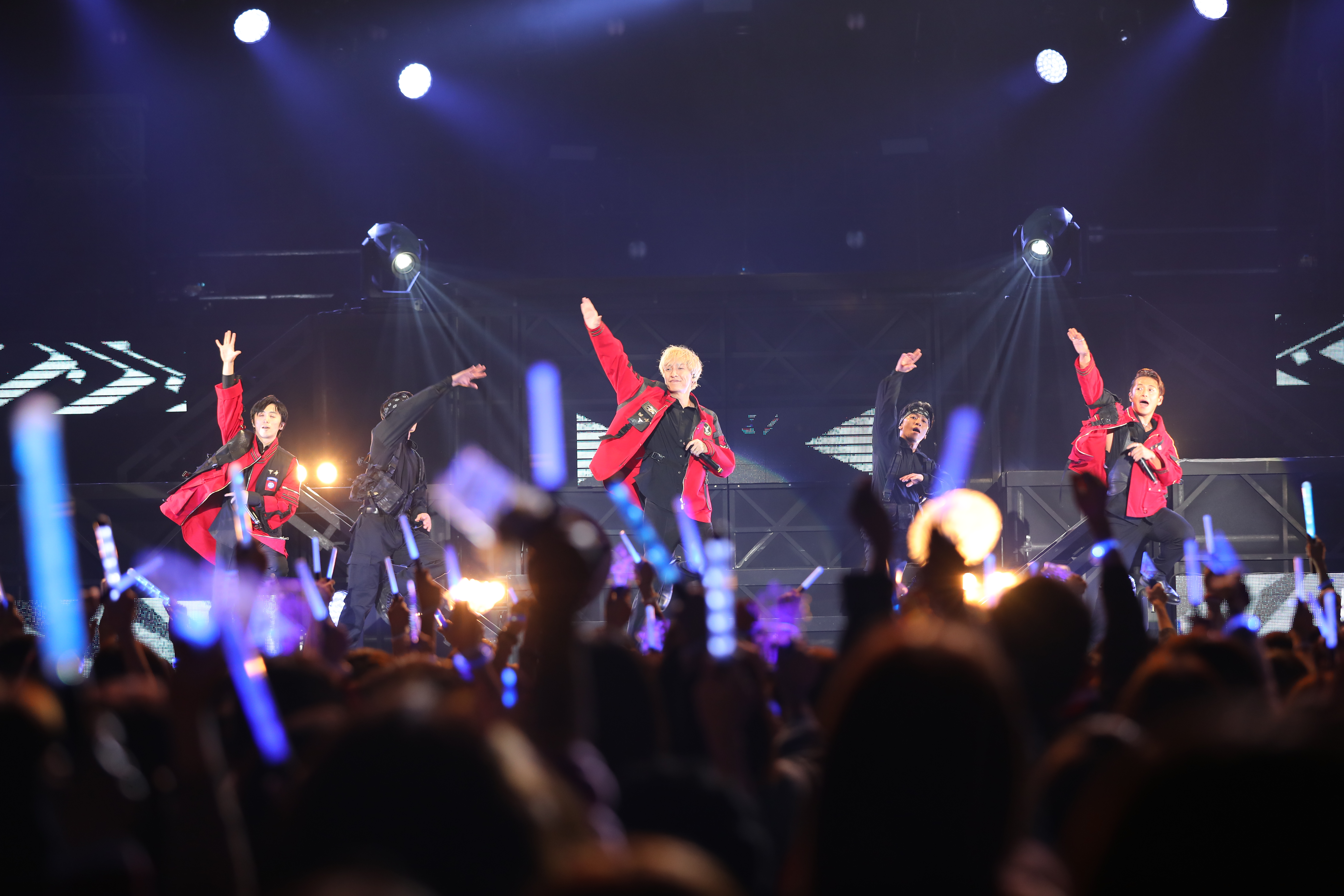 w-inds.成員（左起）千葉涼太、橘慶太與緒方龍一連續唱跳多首歌曲也不見疲態。（G MUSIC提供）