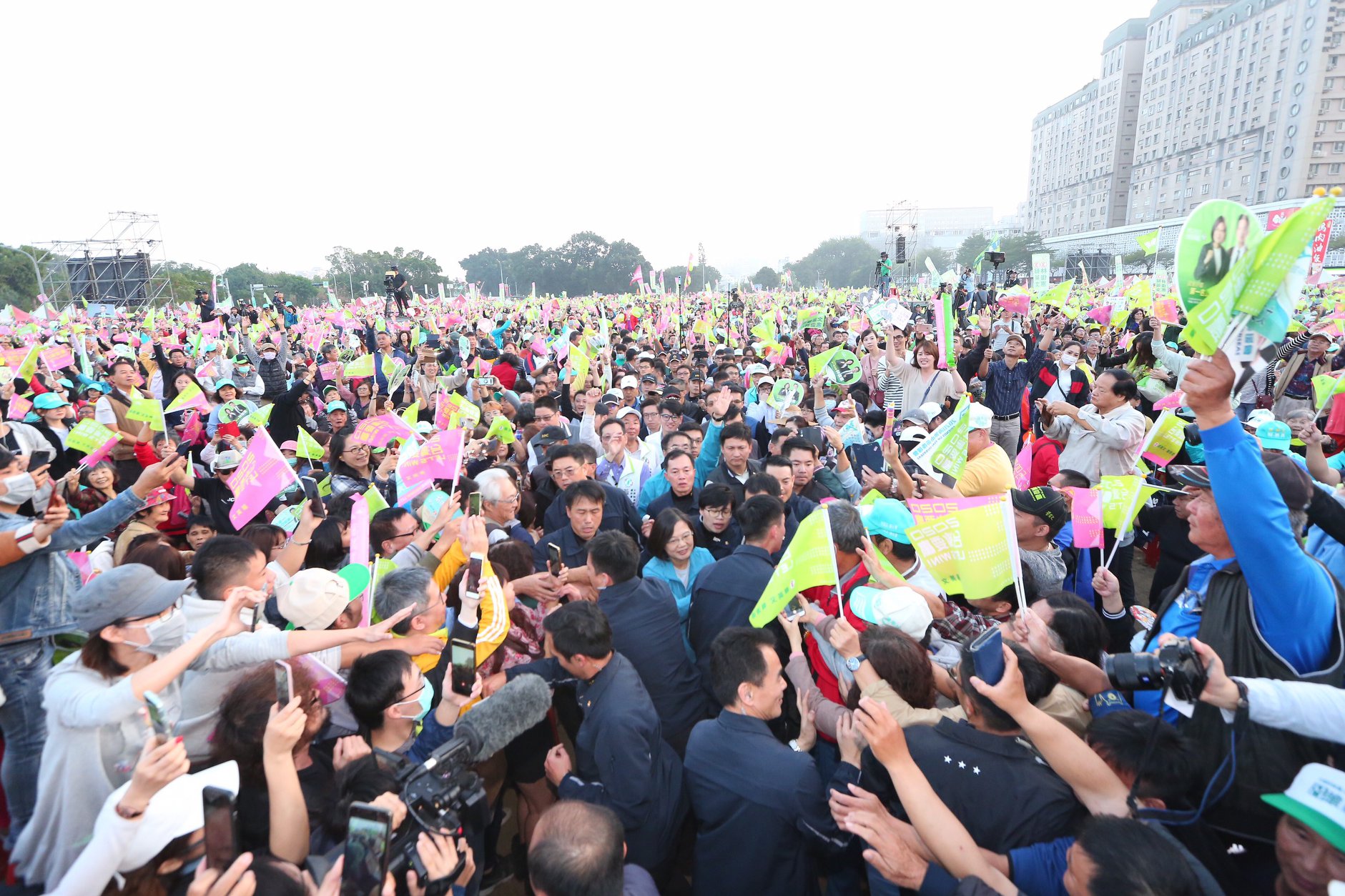 蔡英文選前星期日出席台南造勢大會，大進場時被支持群眾熱情簇擁。（翻攝畫面）