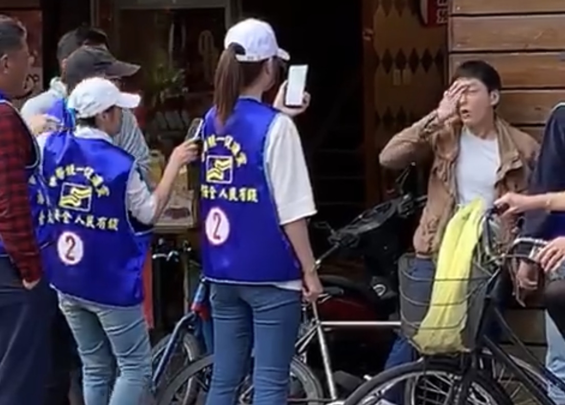 柯宇綸遭統促黨當眾毆打頭部。（翻攝自網友朱孟承臉書）