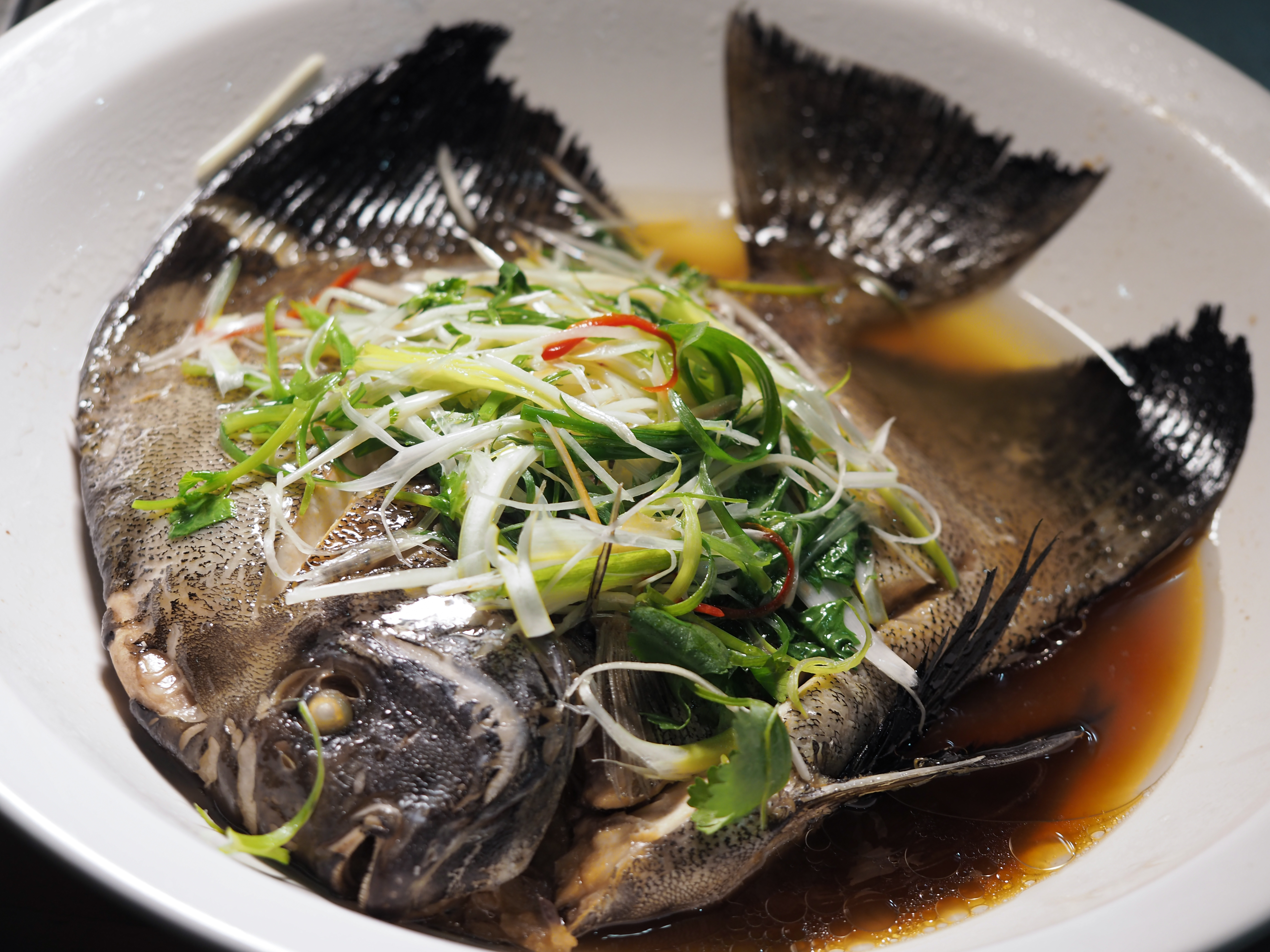 「清蒸富貴魚」的火候掐得剛好，膠質黏嘴。