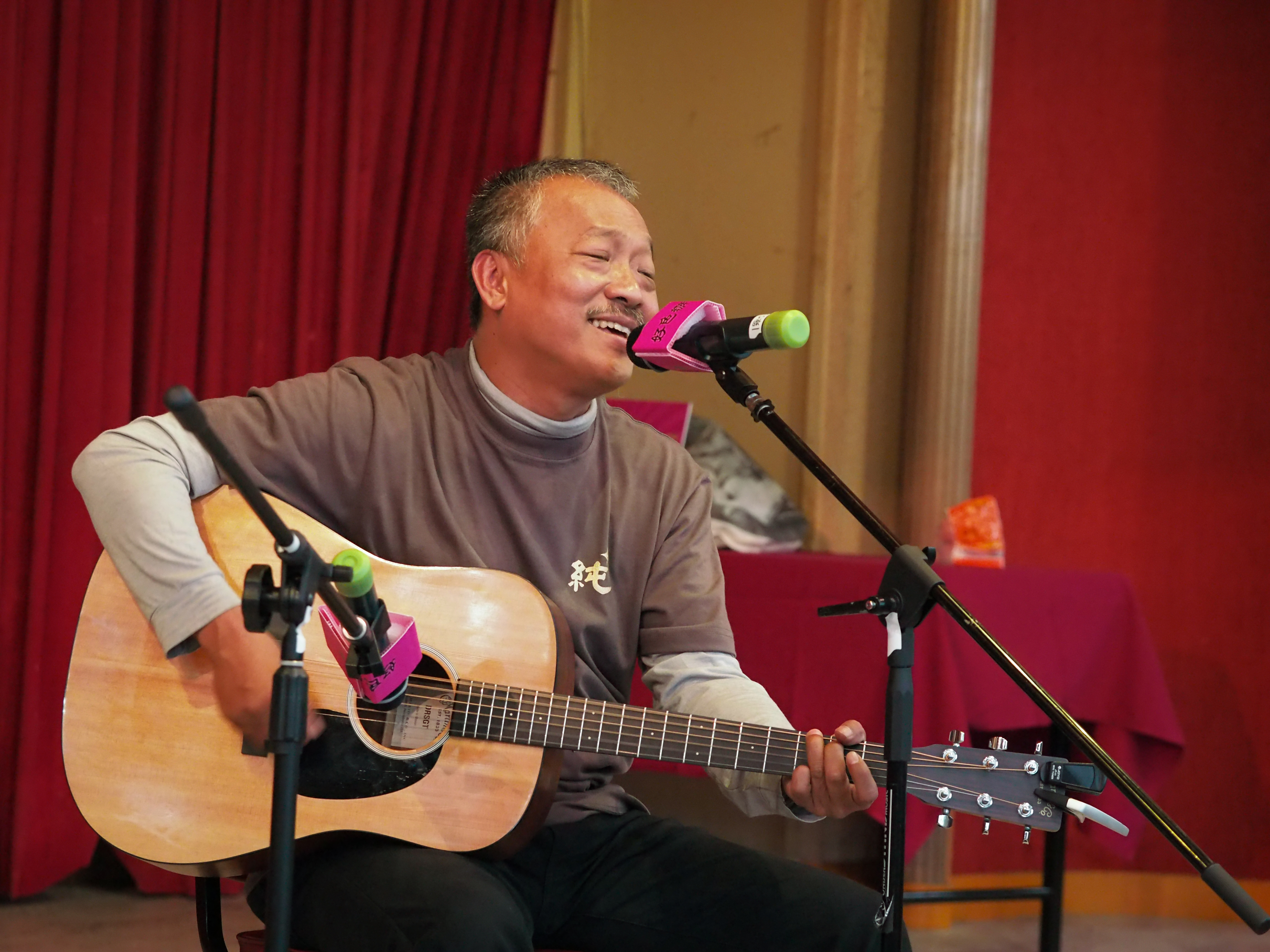 從台南趕來參加的金曲歌王謝銘祐，唱〈十八摸〉掀起全場高潮。