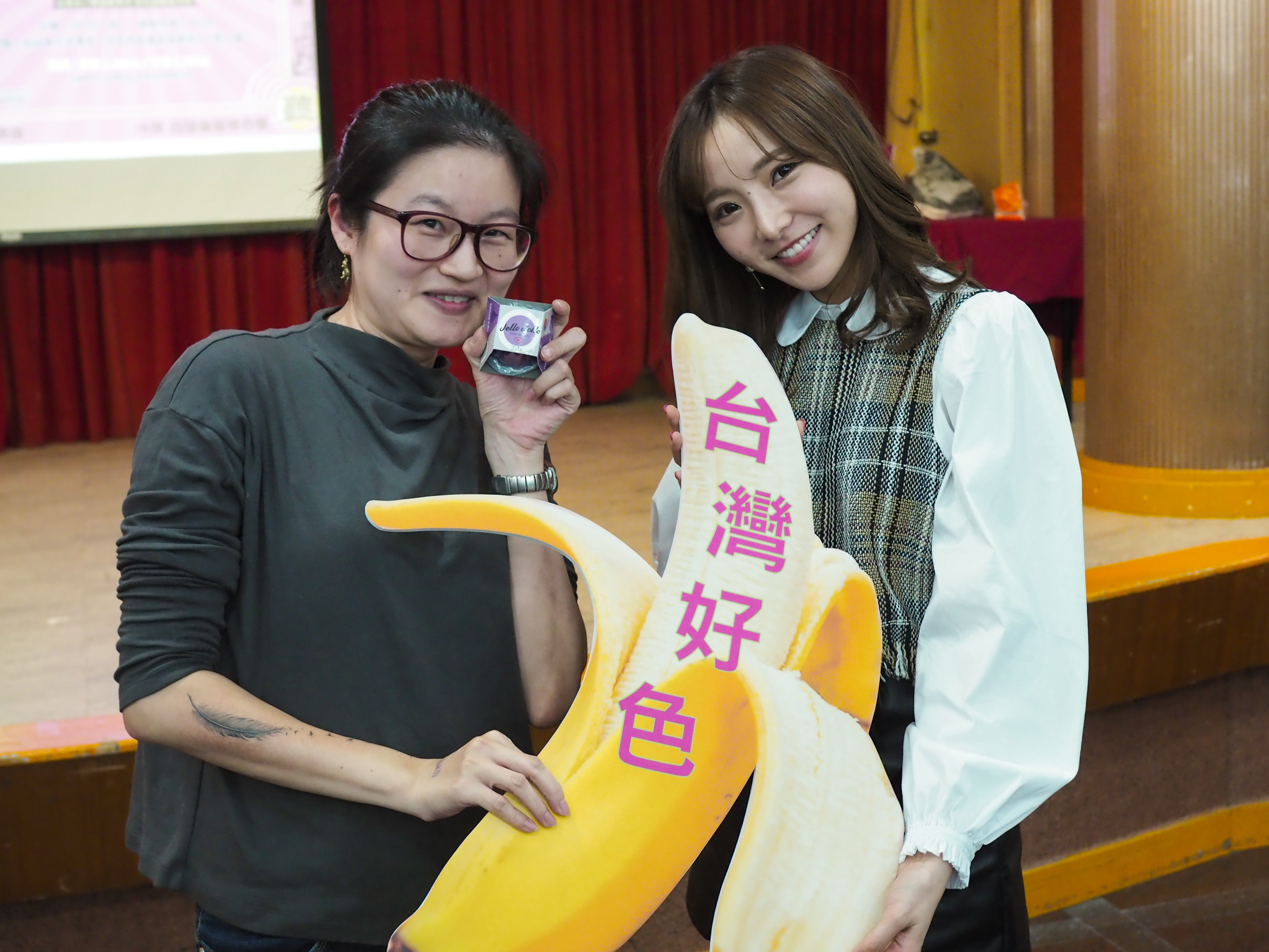 來台Long Stay的前日本AV女優夏木安梨（右）也來主持抽獎。