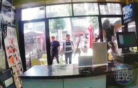 富士康鄭姓處長(右)找來多名當地人,到陳姓台商的雞排總店叫囂。(投訴人提供)