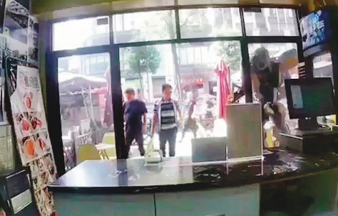 富士康鄭姓處長（右）找來多名當地人，到陳姓台商的雞排總店叫囂。（投訴人提供）