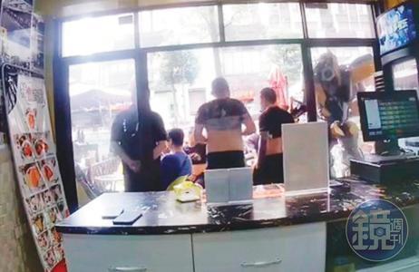 鄭姓處長要求陳姓台商(左1)在店門口罰站,恐嚇他支付高額賠償金。(投訴人提供)