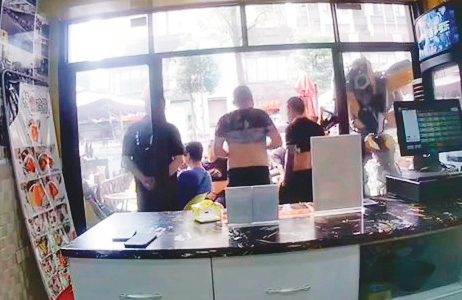 鄭姓處長要求陳姓台商(左1)在店門口罰站,恐嚇他支付高額賠償金。(投訴人提供)