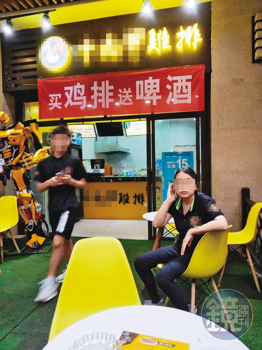 鄭姓處長找女密友(右)當雞排加盟店的店長,最後鬧出糾紛。(投訴人提供)