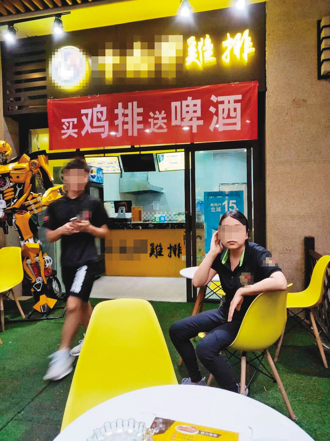 鄭姓處長找女密友（右）當雞排加盟店的店長，最後鬧出糾紛。（投訴人提供）