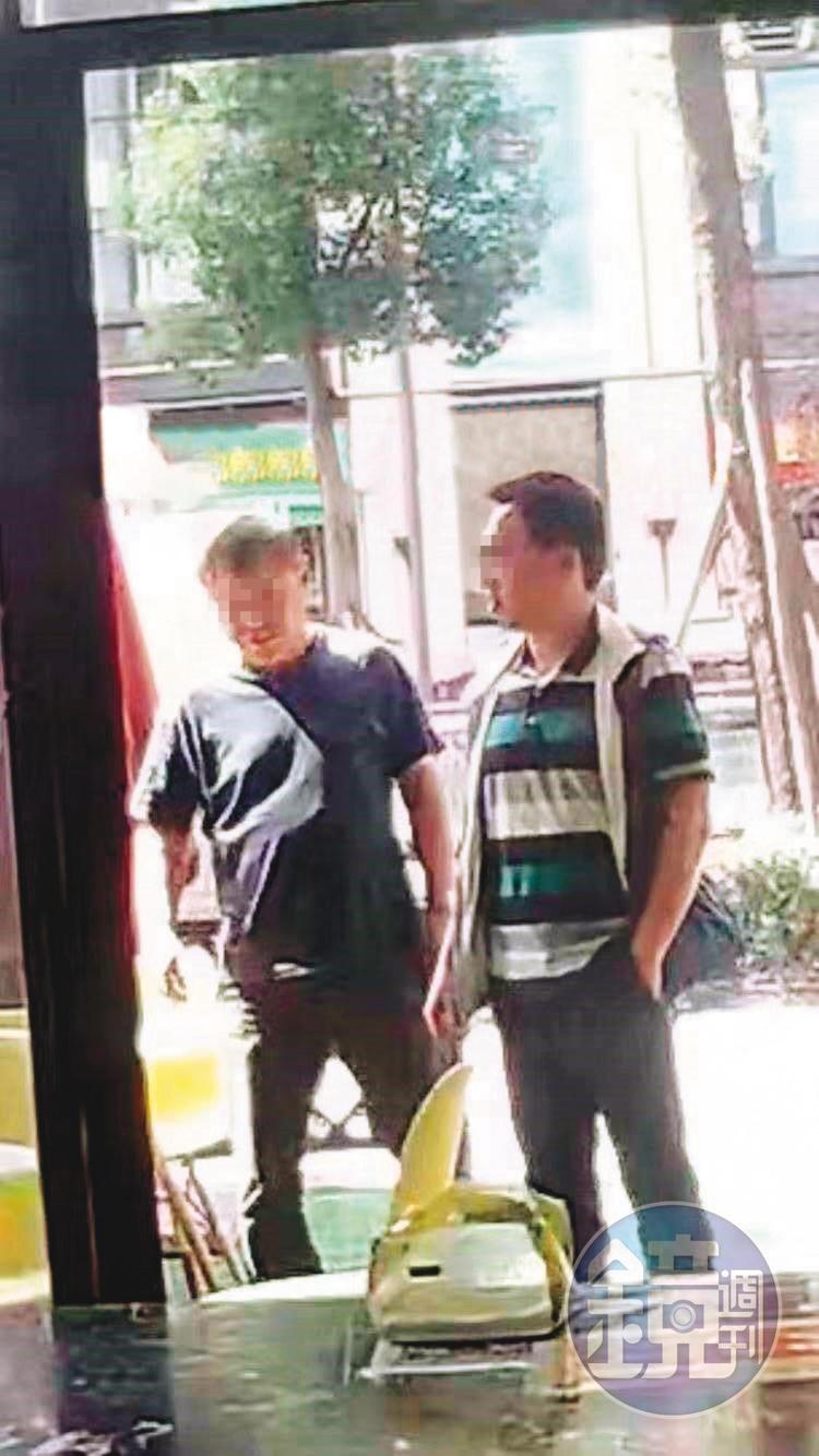 富士康鄭姓處長(右)與張姓經理(左),被控到雞排總店恐嚇。(投訴人提供)