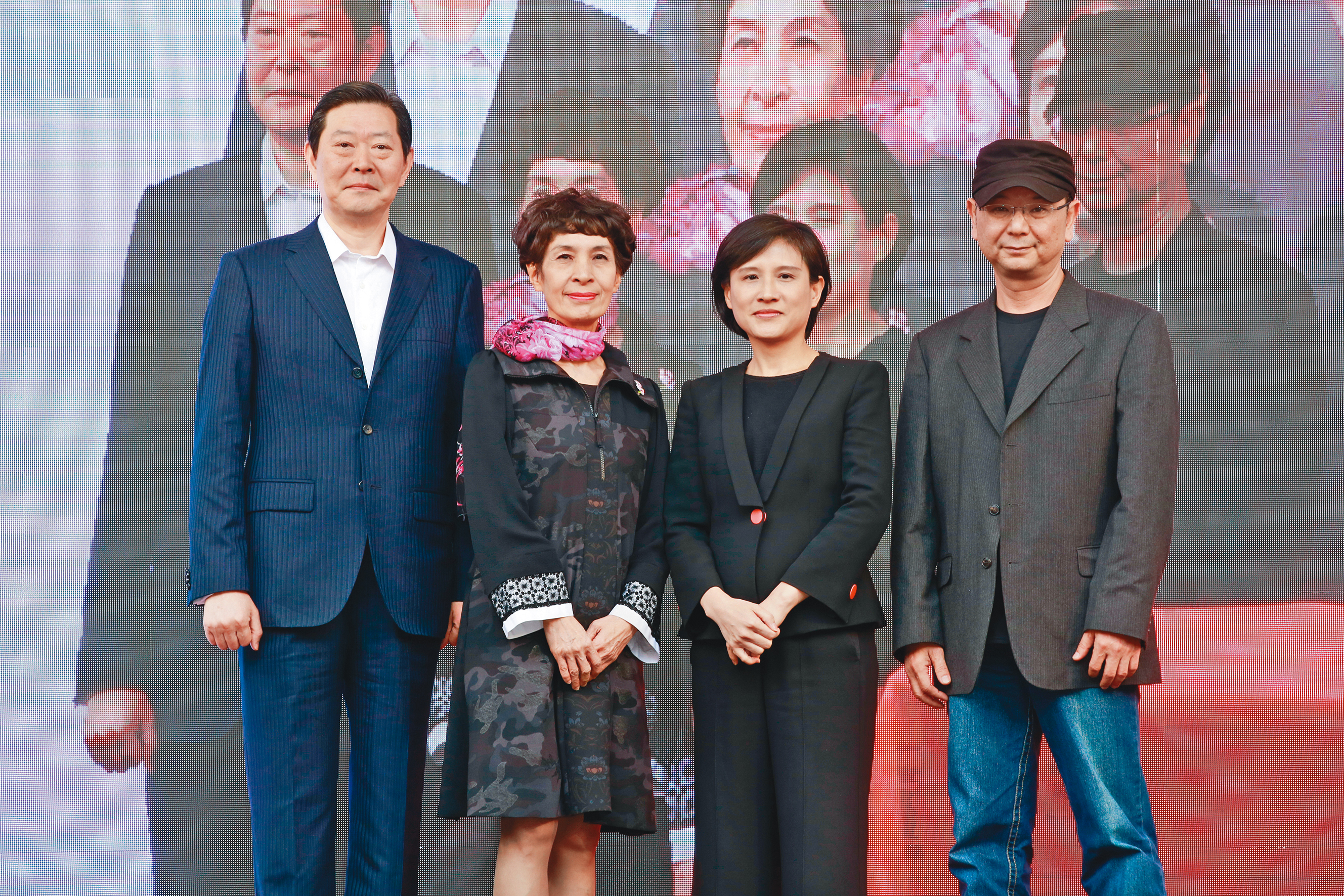 文化部長鄭麗君（右二）出席記者會，力挺台灣首部政治職人劇。左起李登輝辦公室主任王燕軍、監製馮賢賢、編劇李志薔。