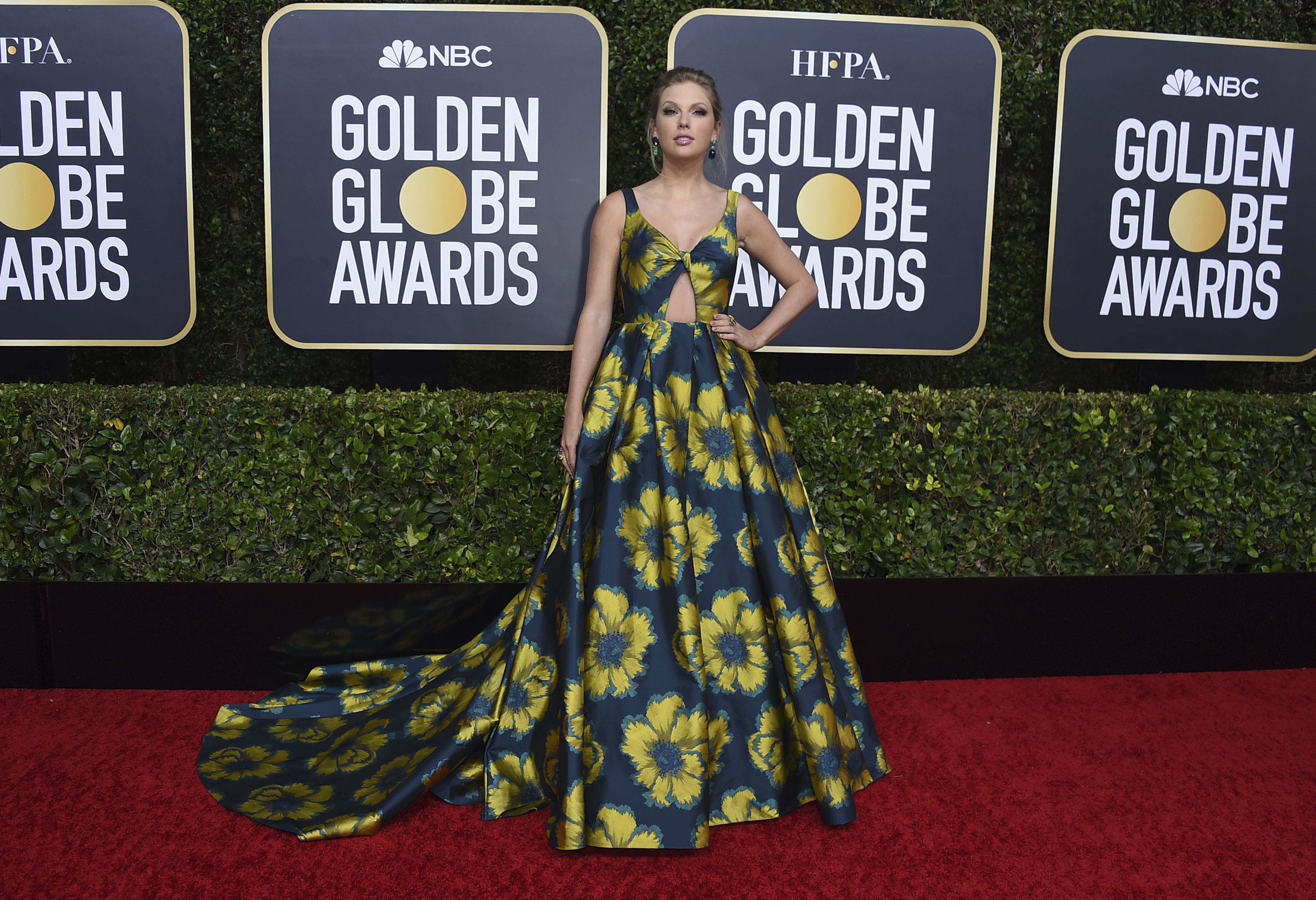 泰勒絲禮服的亮點在於正面的鏤空，只是那個圖案可以再簡單一點就好了。（東方IC）