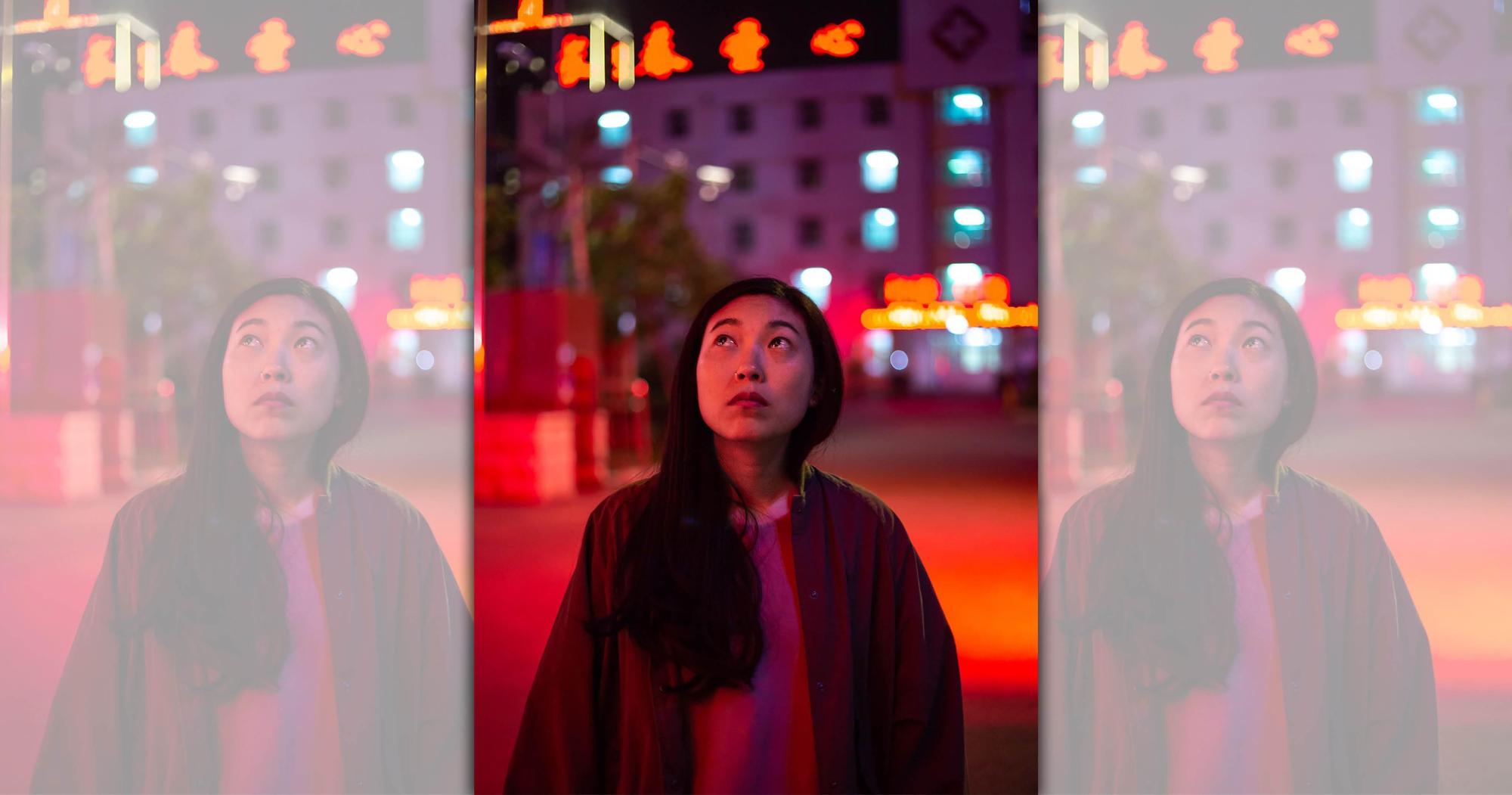 奧卡菲娜在《別告訴她》扮演回鄉探望奶奶的比莉,卻無法透露奶奶已經病危的真相。(車庫娛樂提供)