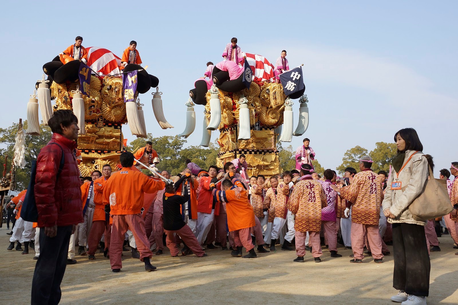 《與昨日同行》為愛媛縣新居濱市改制為市80週年紀念電影，被譽為「四國三大祭典」之一的新居濱太鼓祭亦在片中登場。（可樂電影提供）