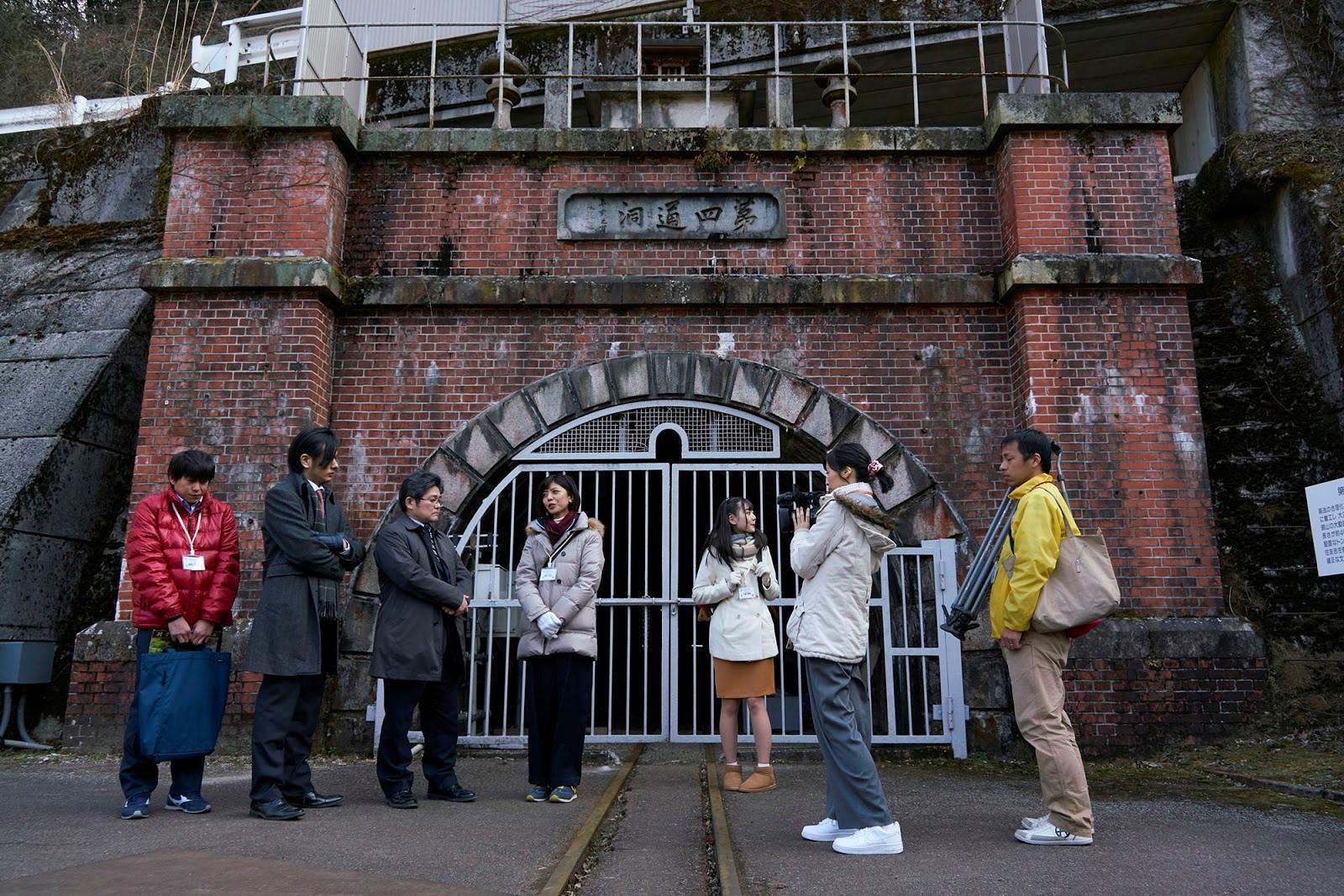 別子銅山為日本近代工業遺產,現已轉型為主題園區,片中佐野岳(左)與市公所職員在進行導覽。(可樂電影提供)