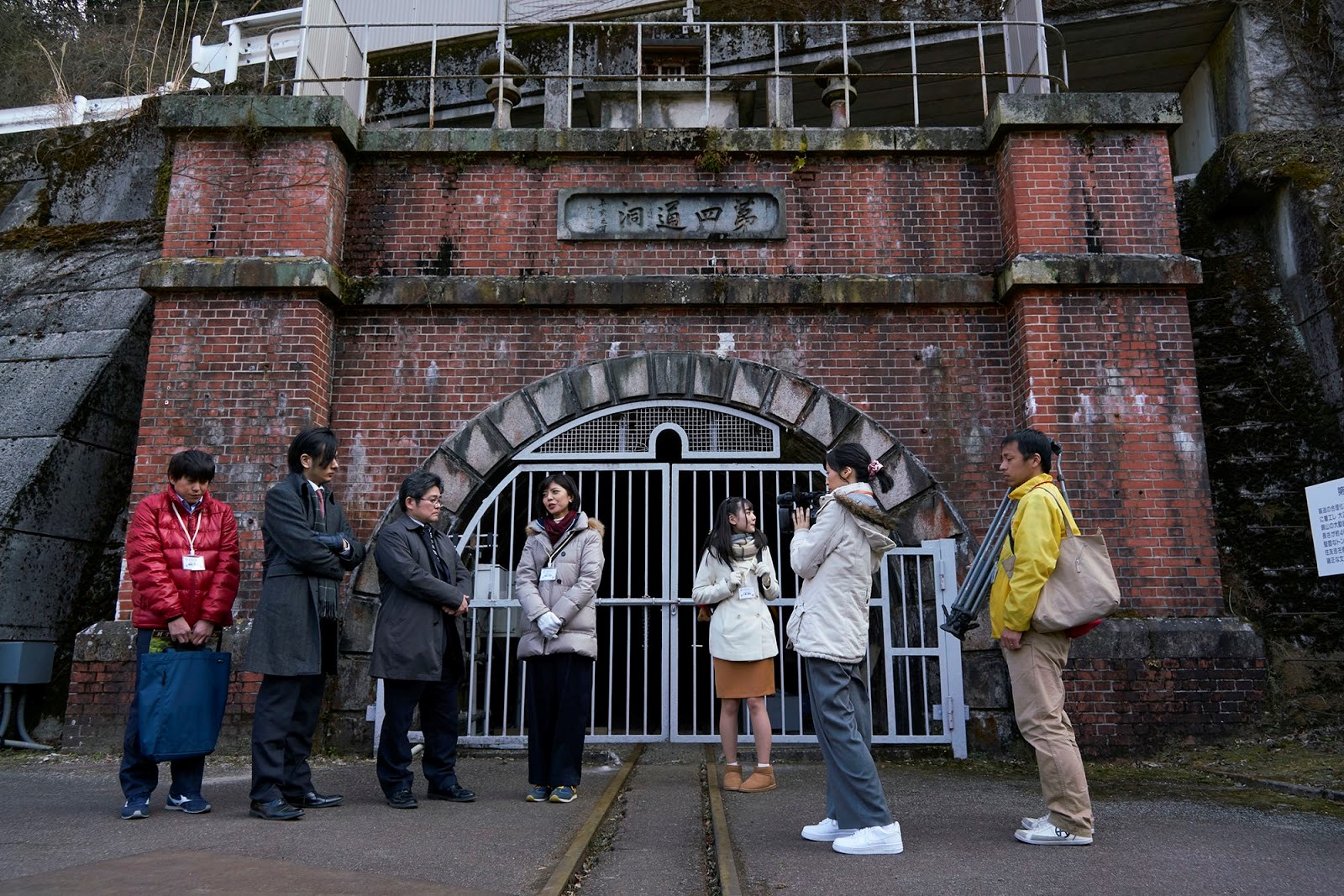 別子銅山為日本近代工業遺產，現已轉型為主題園區，片中佐野岳（左）與市公所職員在進行導覽。（可樂電影提供）