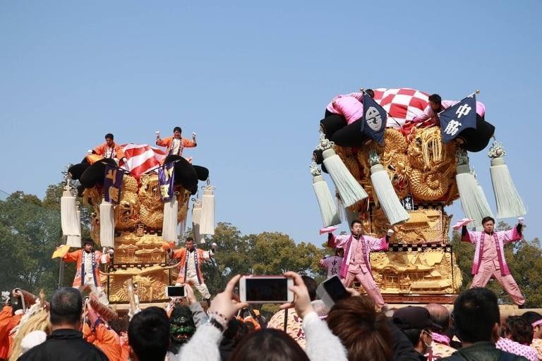 《與昨日同行》片尾的新居濱太鼓祭畫面,由劇組動員4000名民眾參與拍攝。(翻攝自《與昨日同行》官方臉書)