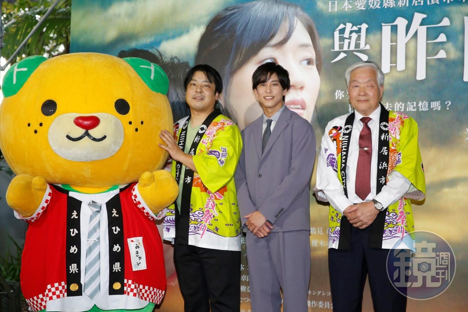 《與昨日同行》去年11月在台上映,市長石川勝行(右)也合體導演大森研一(左)、男主角佐野岳(右)訪台宣傳。