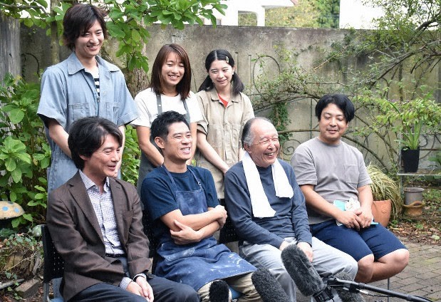 大森研一（前排右）的新作《通向未來之路》預計於夏天上映，演員包括（後排左起）飯島寛騎、内山理名、櫻田日和、（後排左起）吉岡秀隆、伊藤淳史、橋爪功。（翻攝自mainichi.jp）